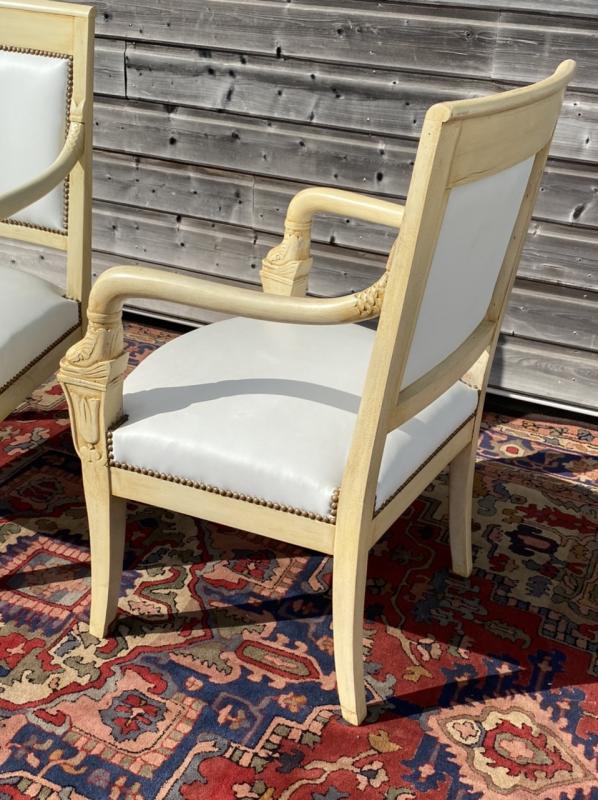 Paire de fauteuils aux dauphins d’époque empire en bois laqué