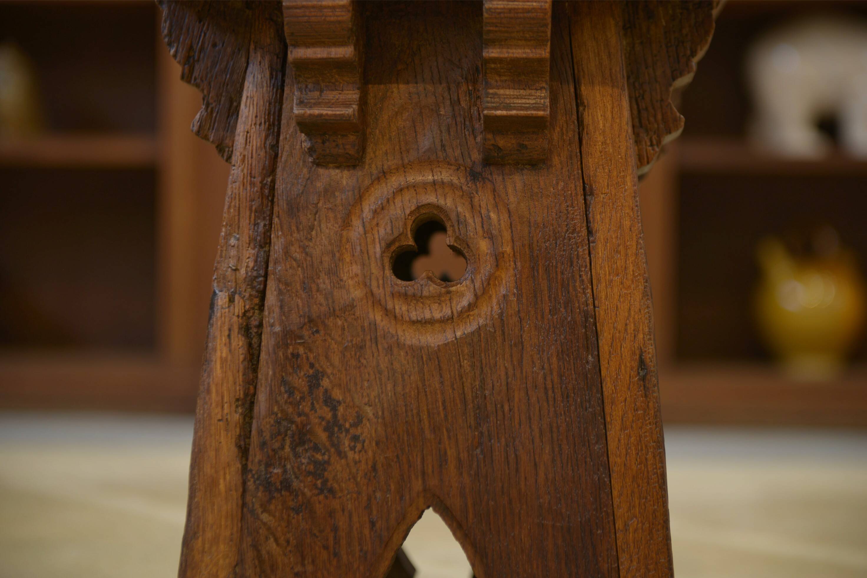 Tabouret brutaliste en chêne début 20ème