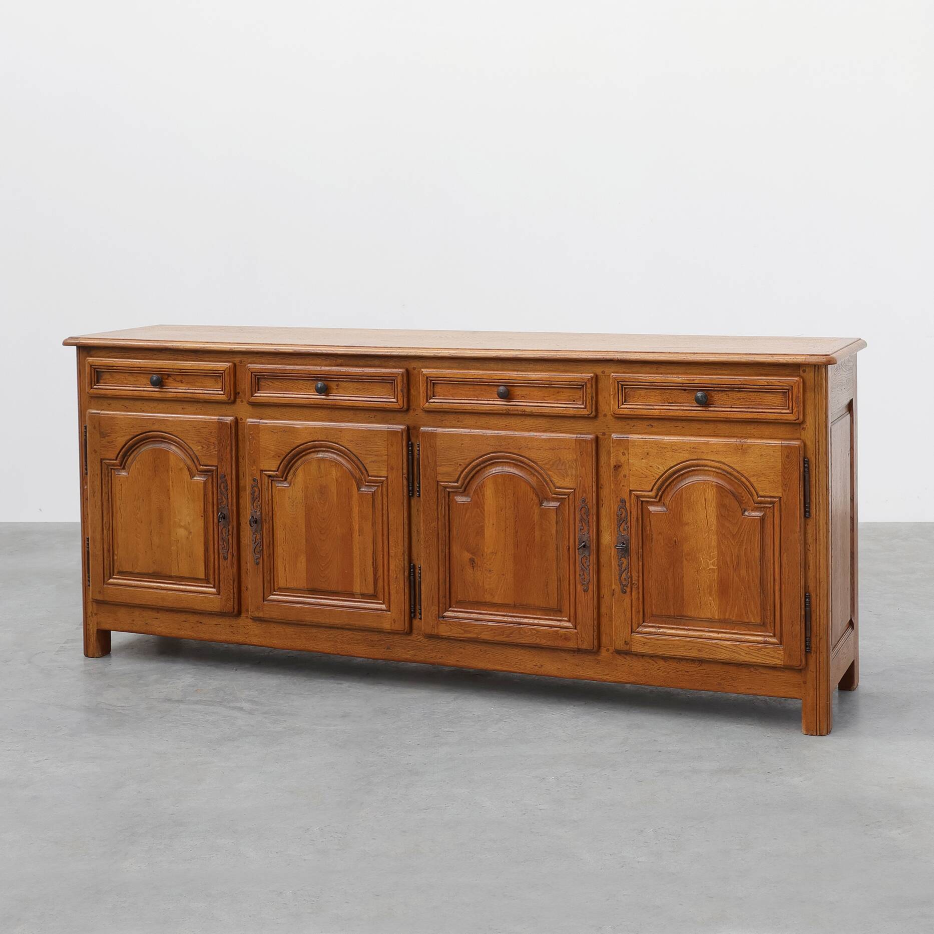 Buffet monumental en chêne par De Tonge, France, milieu du 20e siècle