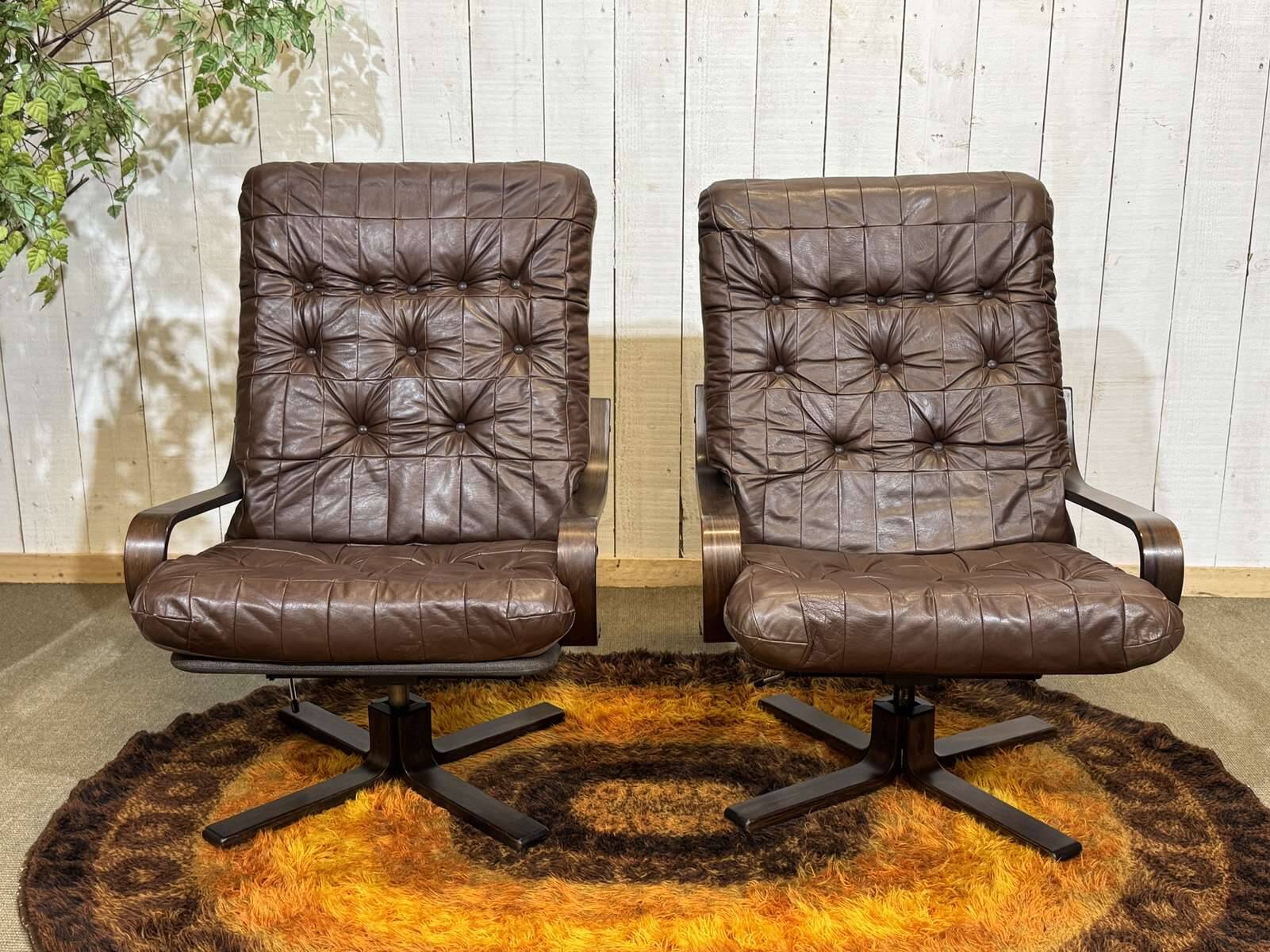 Pair of Norwegian swivel armchairs in leather and beech from the 1970s.