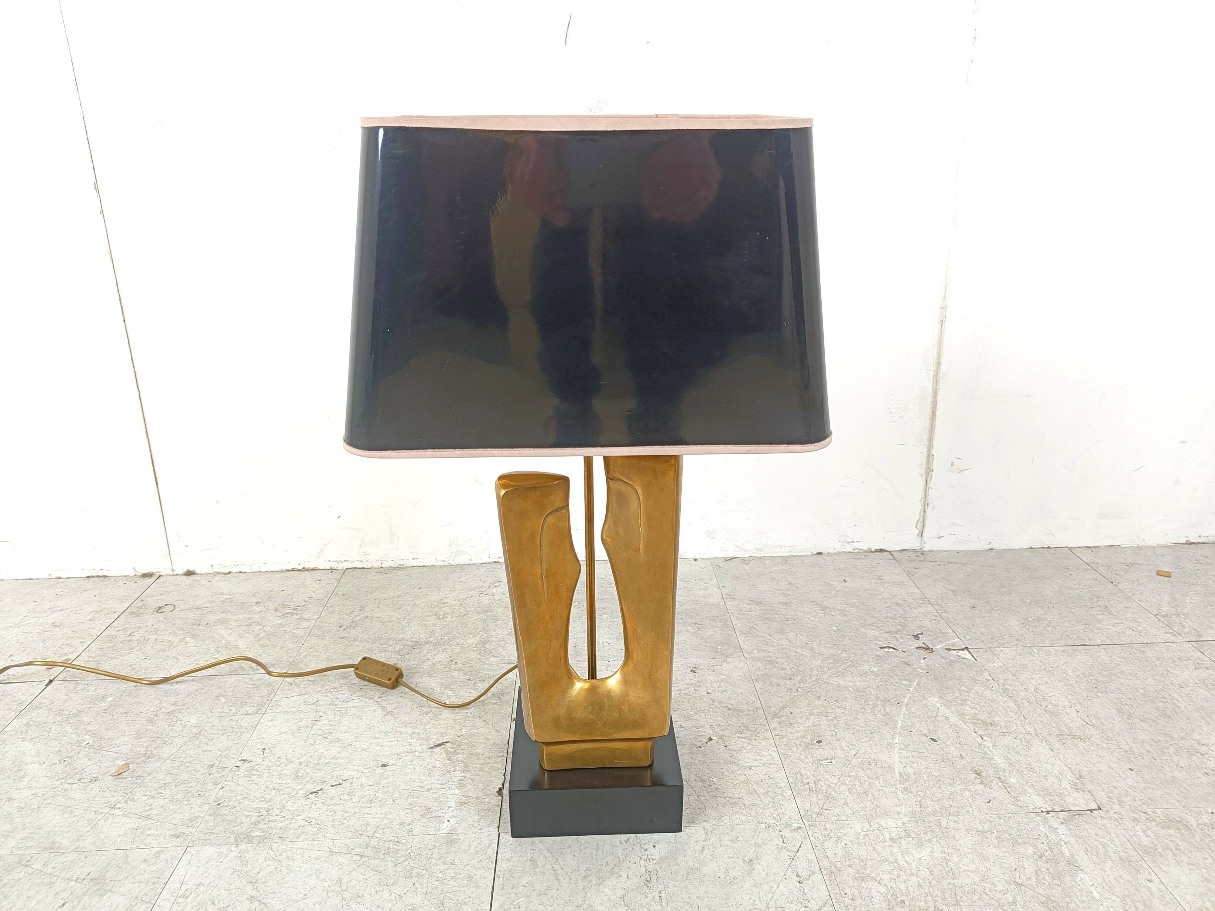 Lampe de table en laiton en forme de feuille des années 1970.