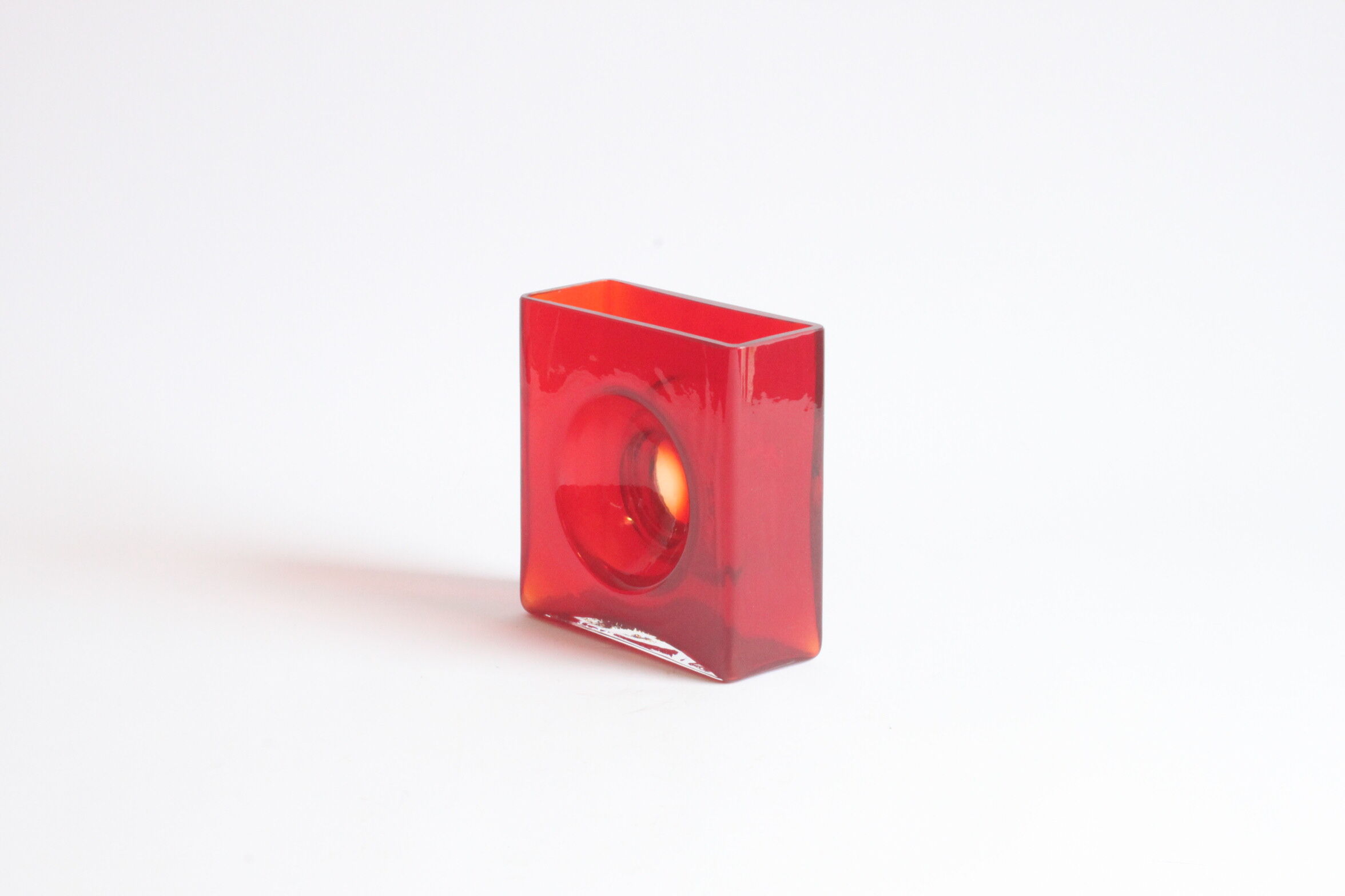 Diabolo red lens vase by Christian Tortu