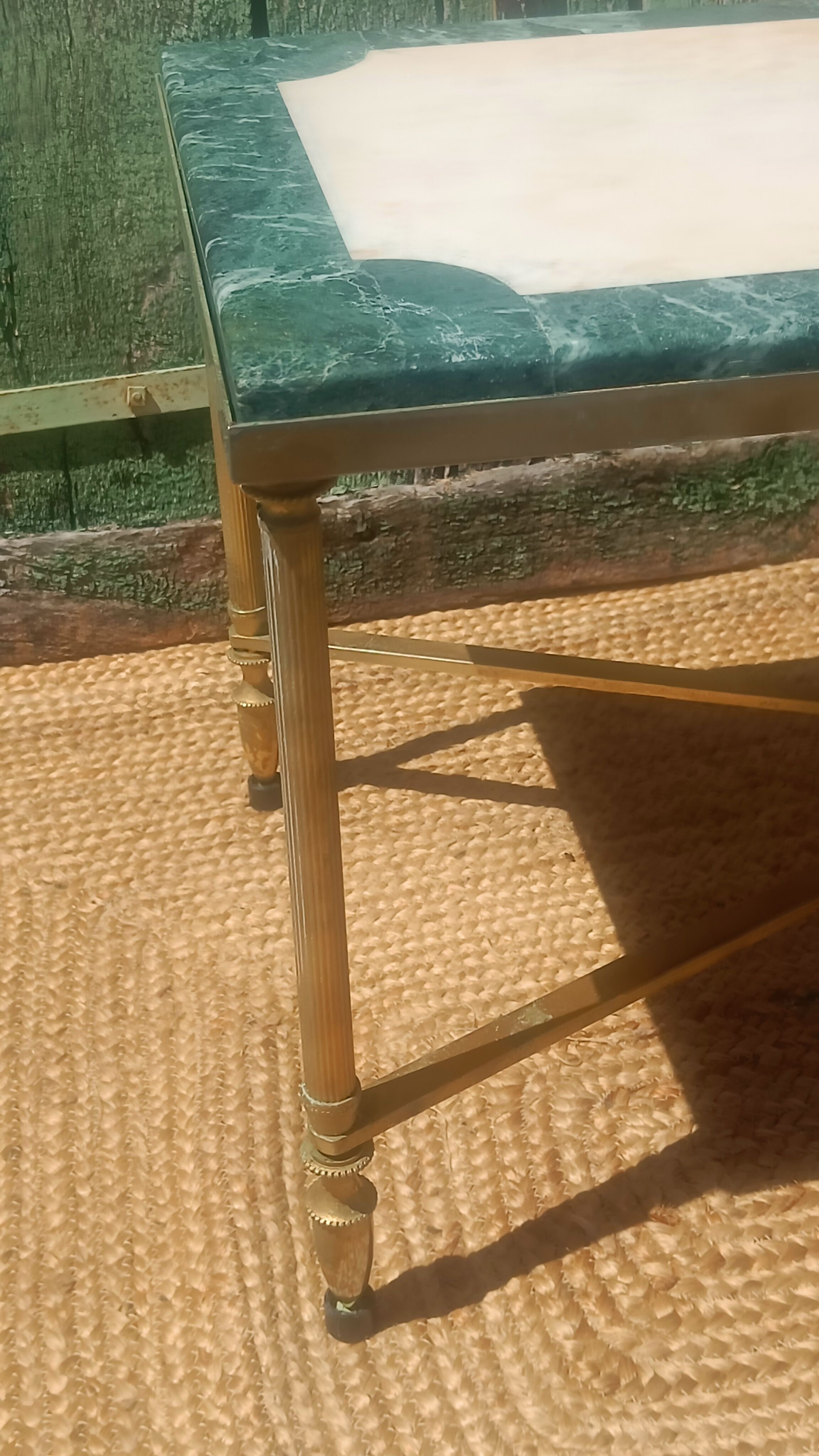 Table basse en marbre et laiton, style Maison Jansen, années 1970