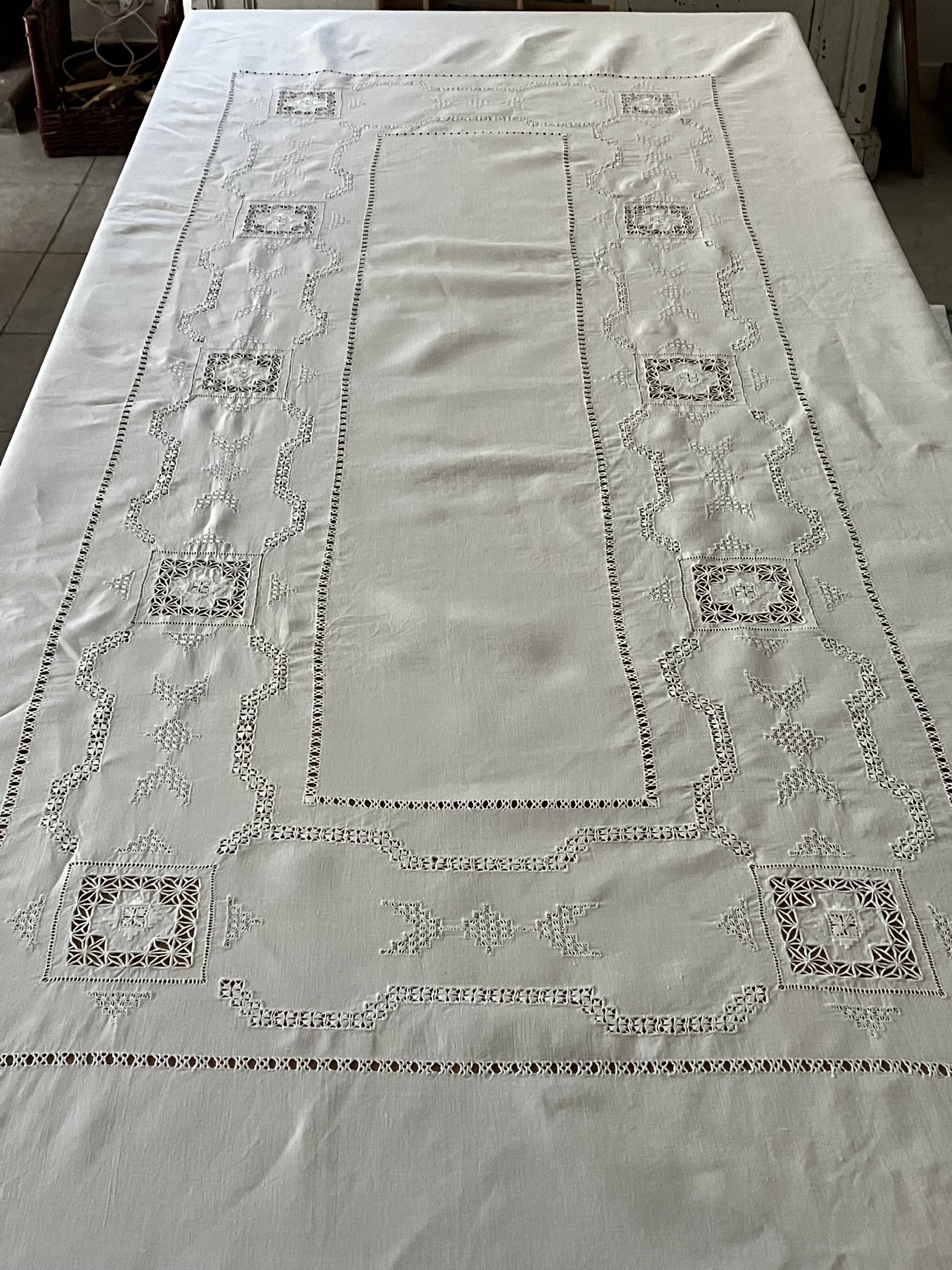 Exceptional old linen, very large embroidered tablecloth