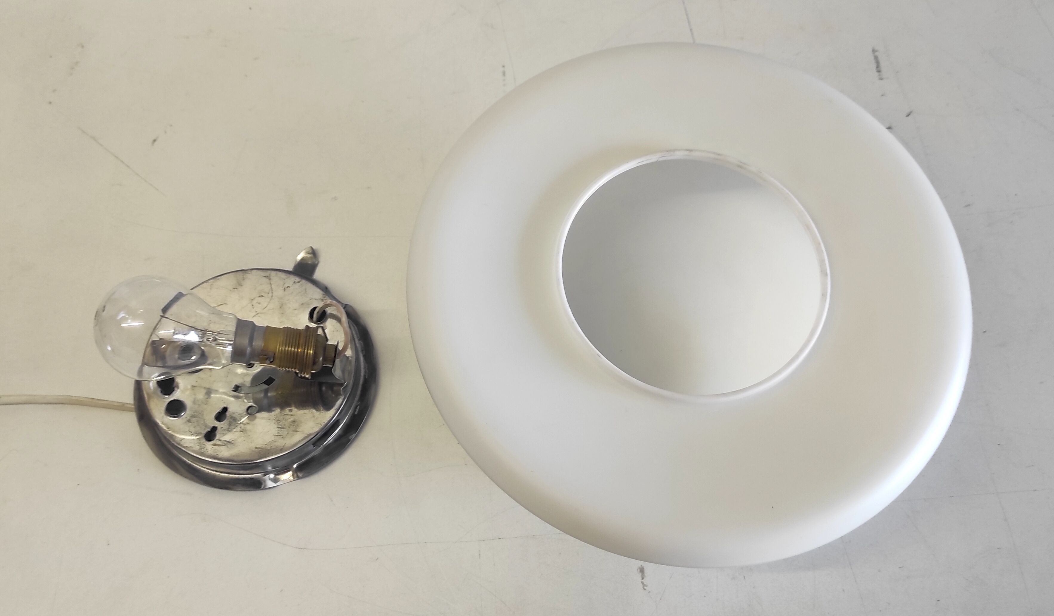 Plafonnier applique en verre blanc sablé diam. 30 cm– années 60/70