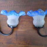 Wall sconces with opalines in the shape of corollas and black metal support