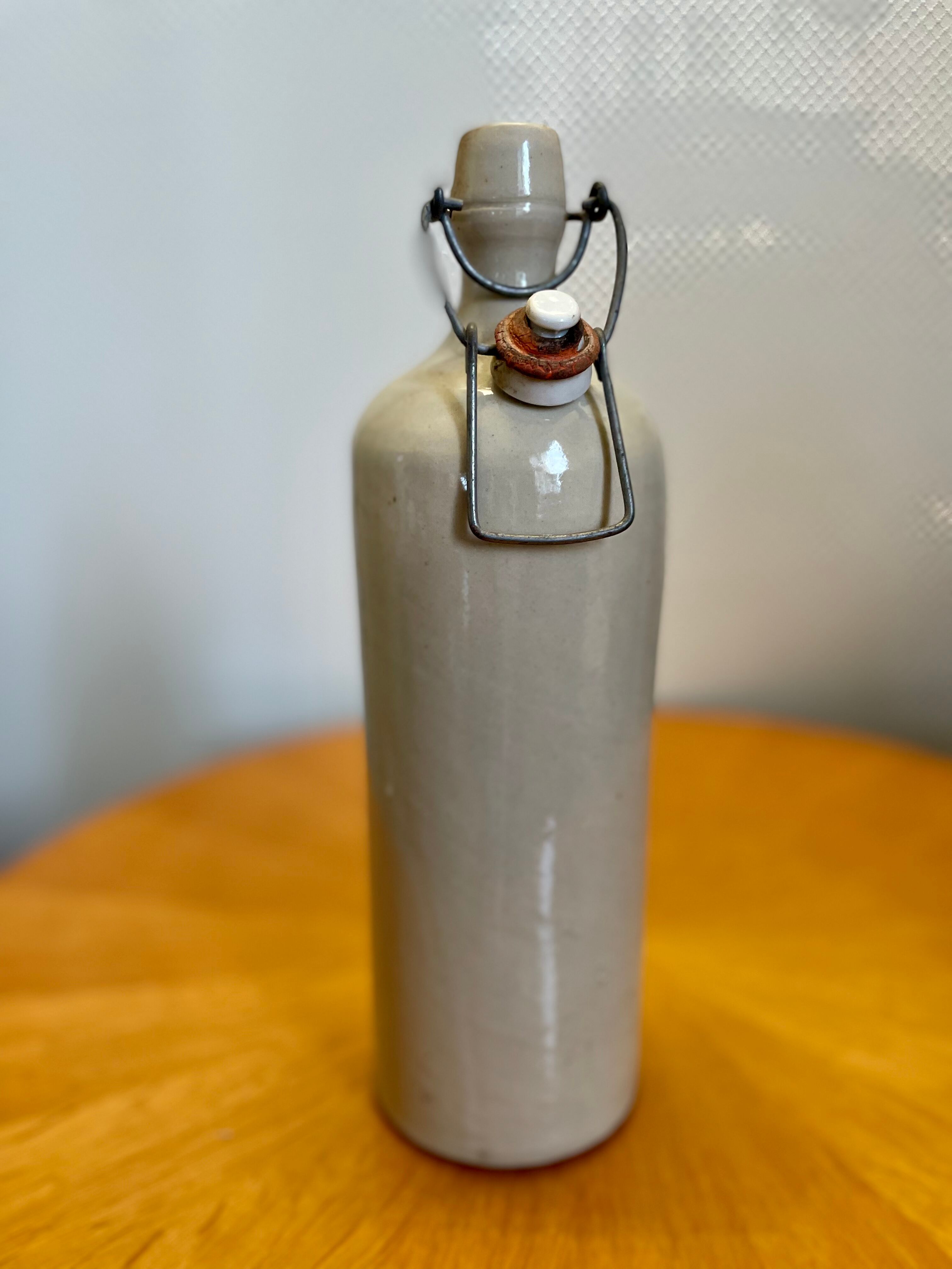Bouteille en grès vintage
