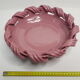 Plat en céramique, vieux rose signé Yvon Roy, 31 cm