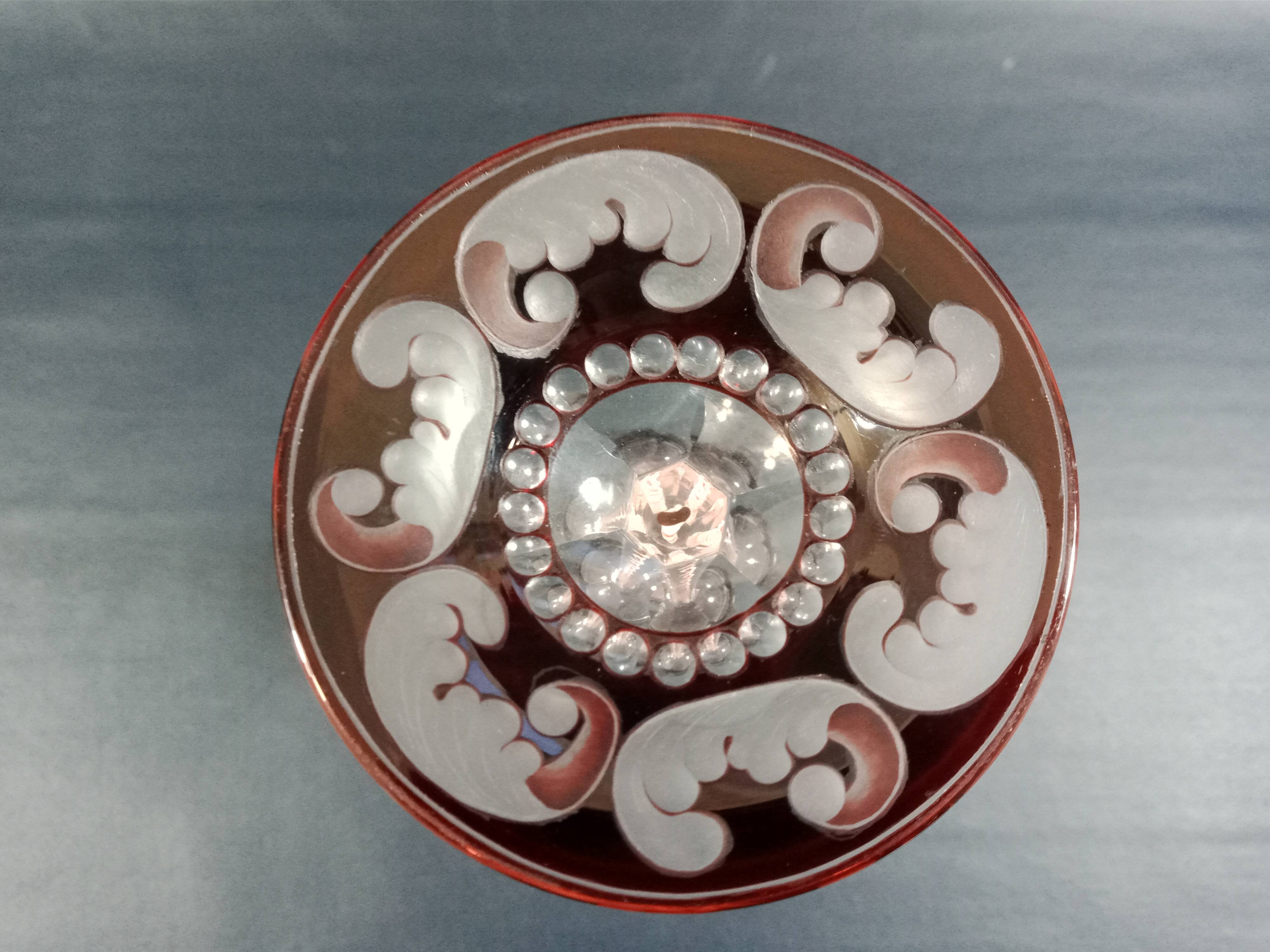 Double-layer crystal glass with knights engraved decoration