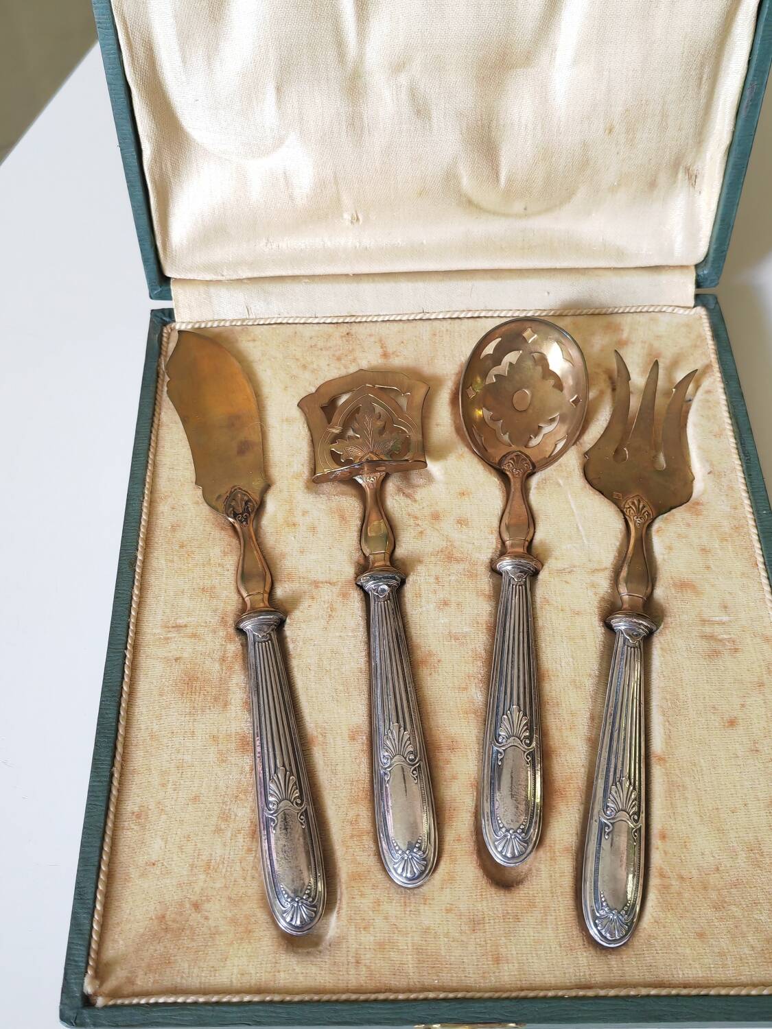 Cutlery box for sweet treats