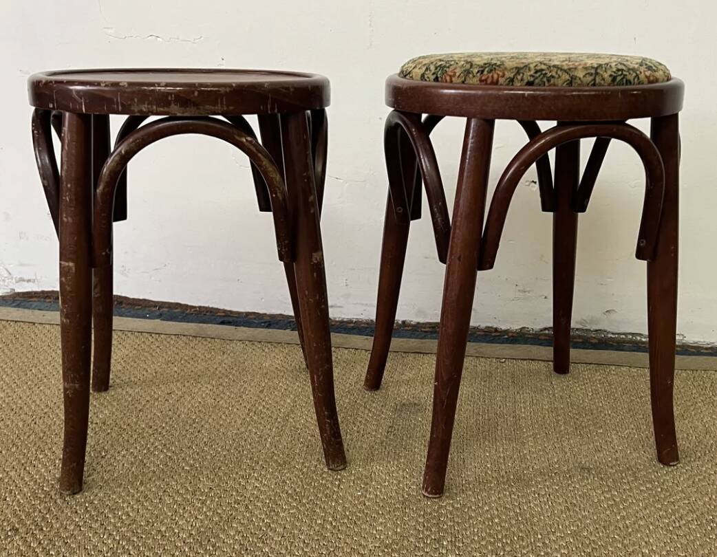 Paire de tabourets bas en bois courbé style "Thonet" vintage