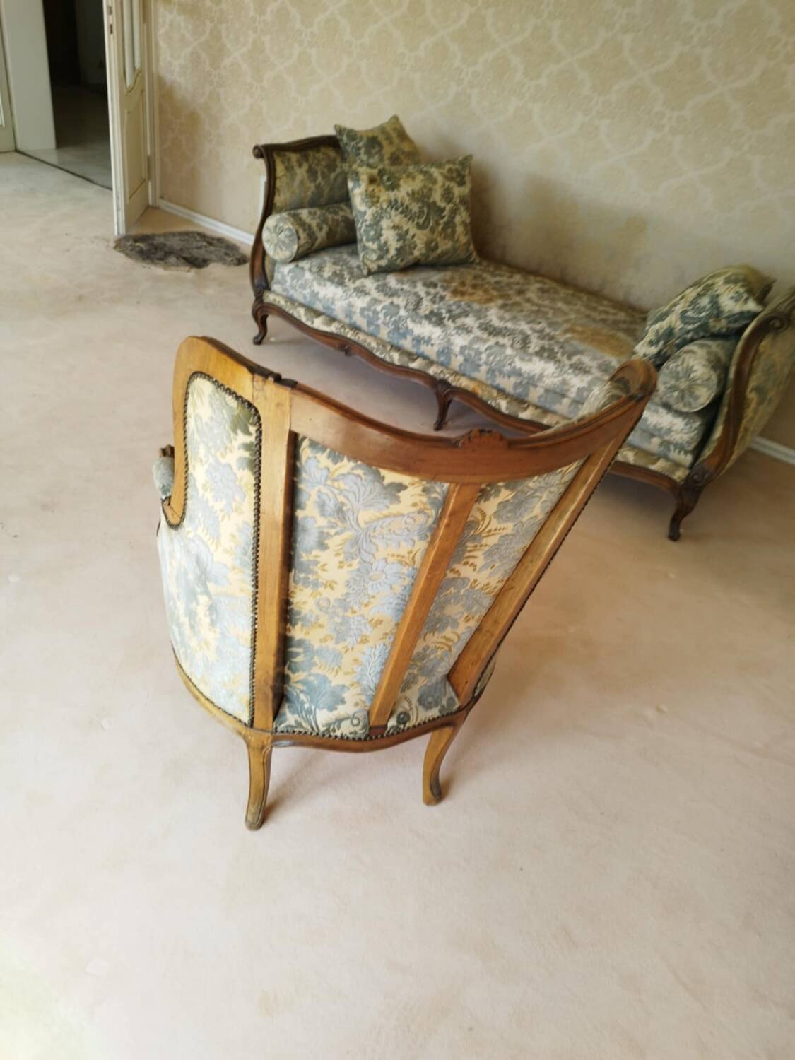 Living room (Louis XV daybed and two bergère armchairs)