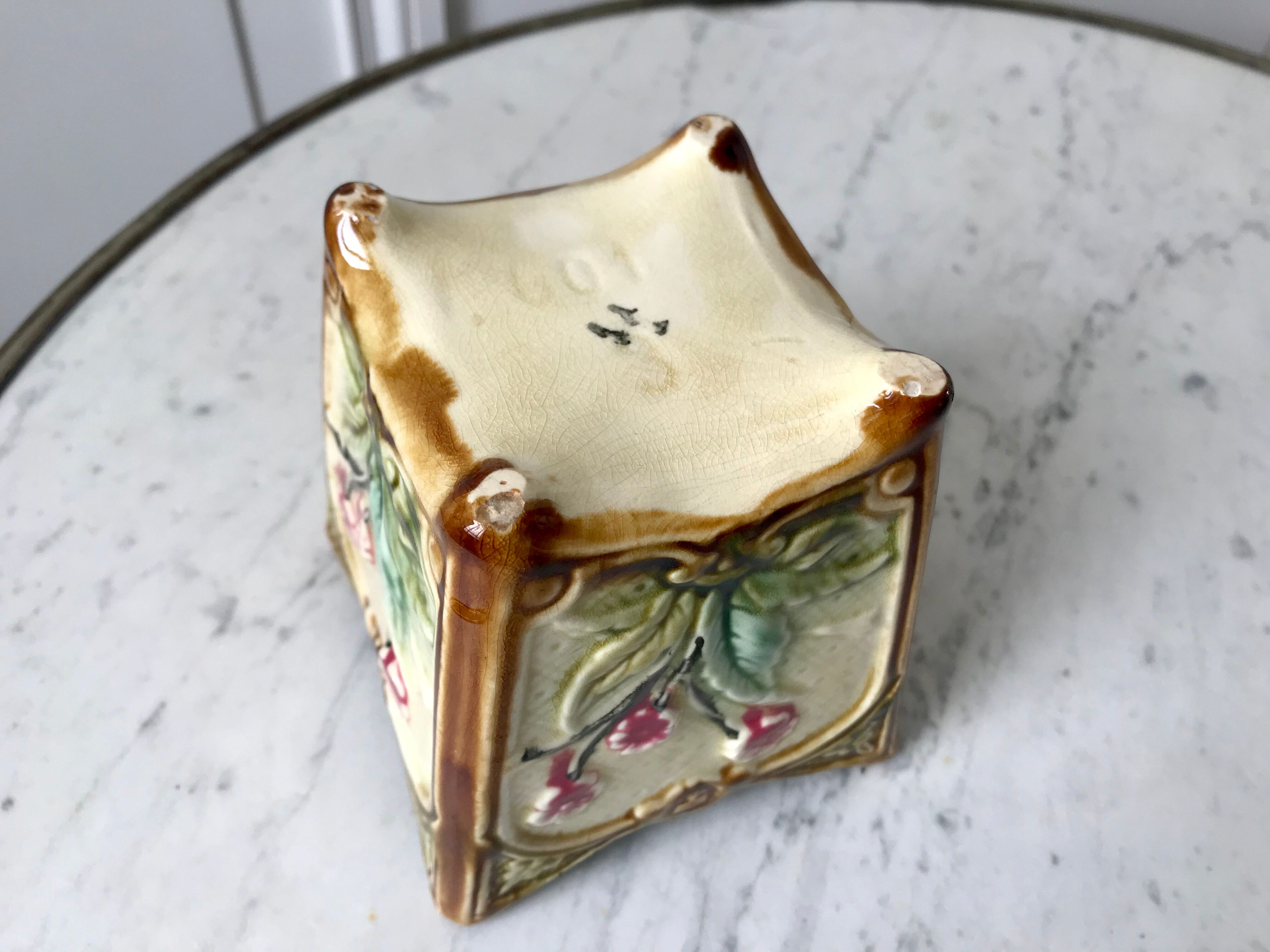 Pot cover in old slurry signed late nineteenth century
