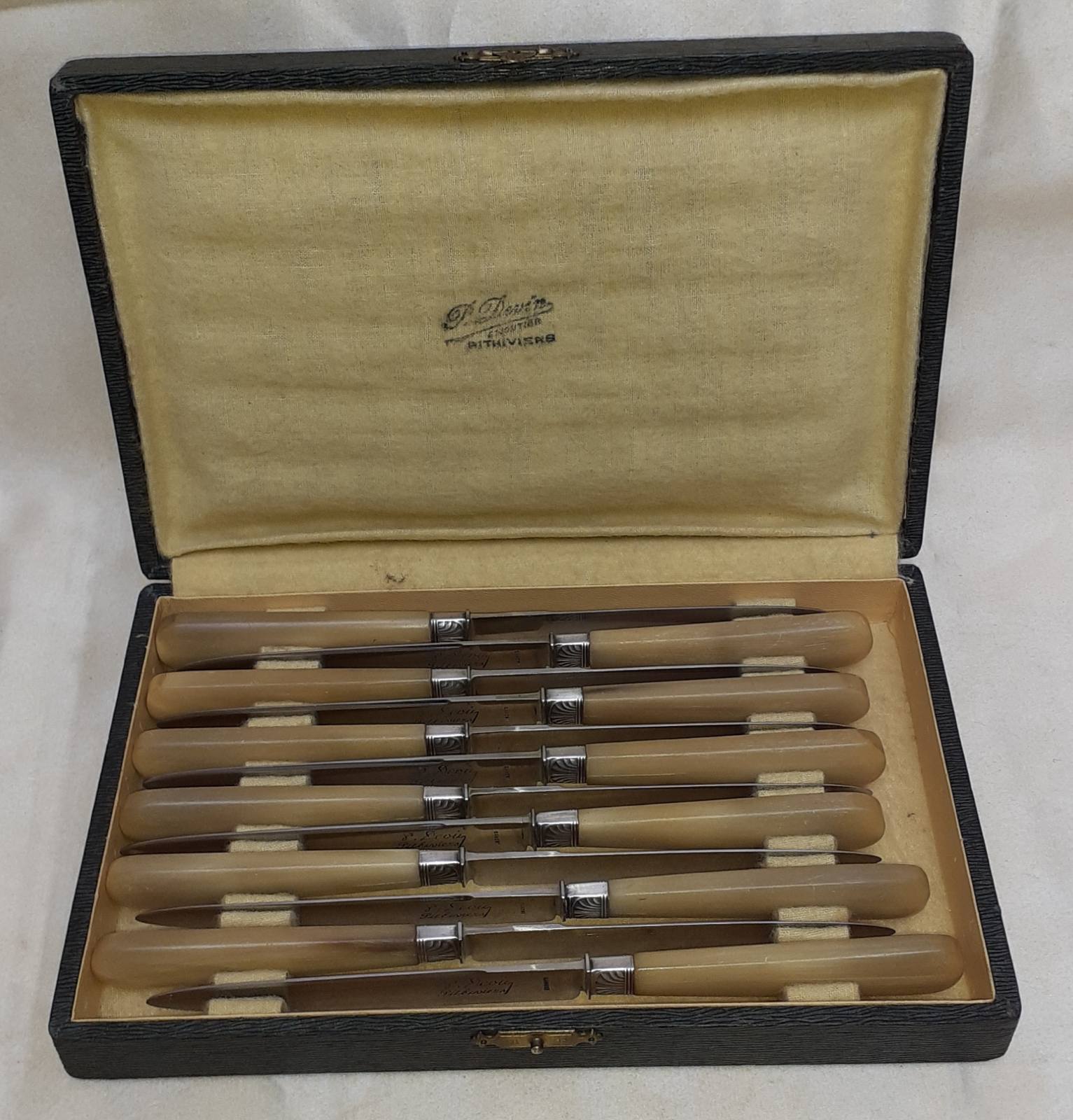 Lot de 12 couteaux manche en corne
