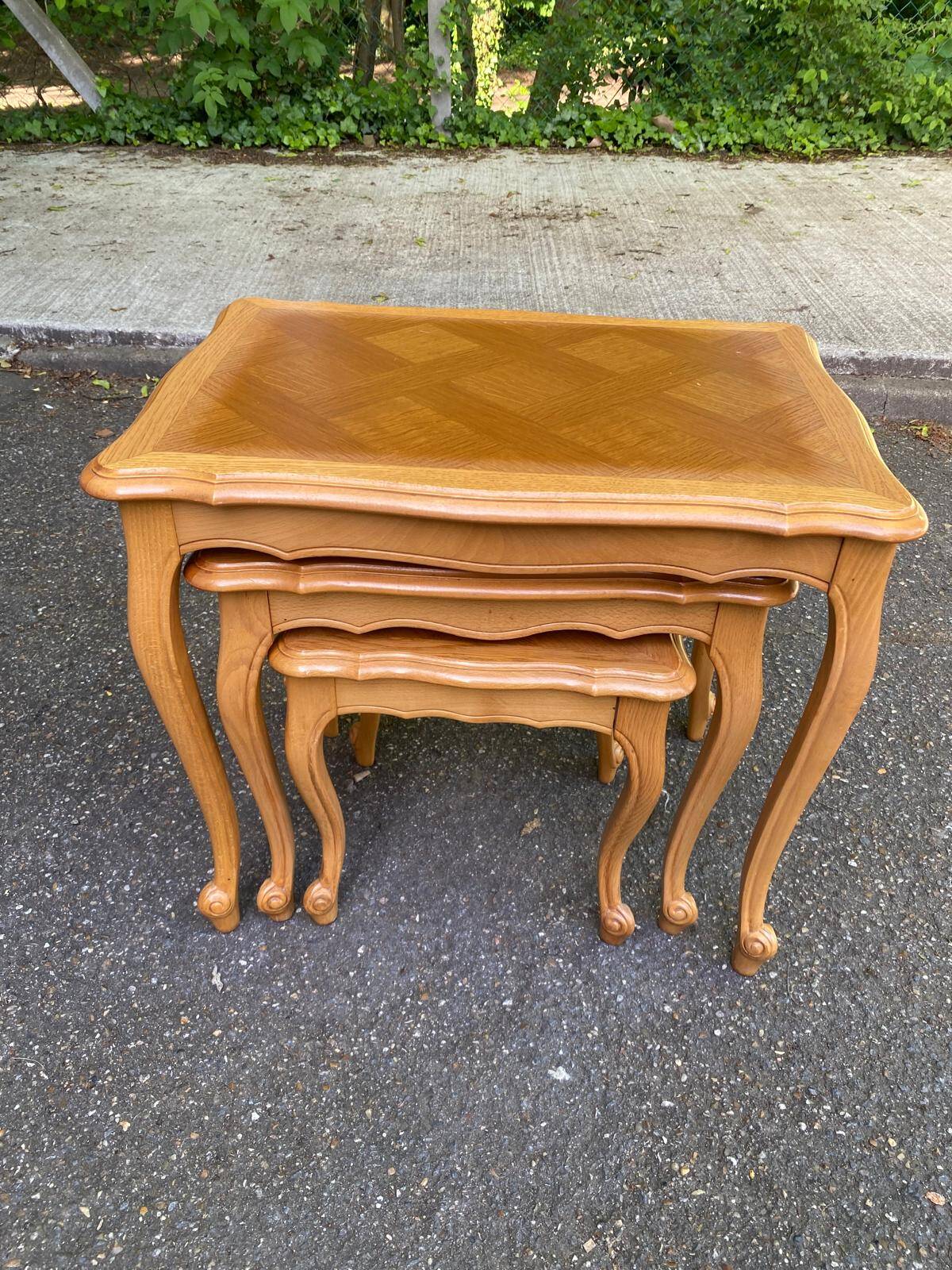 3 tables gigognes Louis XV en chêne massif clair et marqueterie 1950
