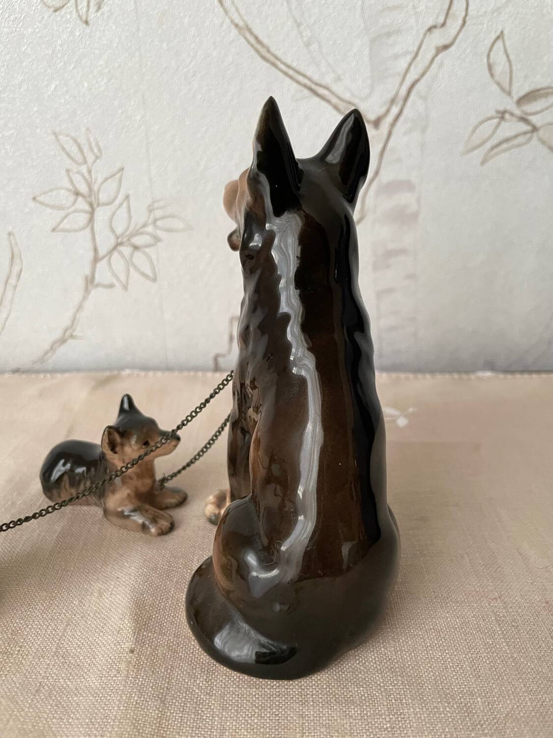 Figurine chien berger et ses 2 petits en céramique vintage