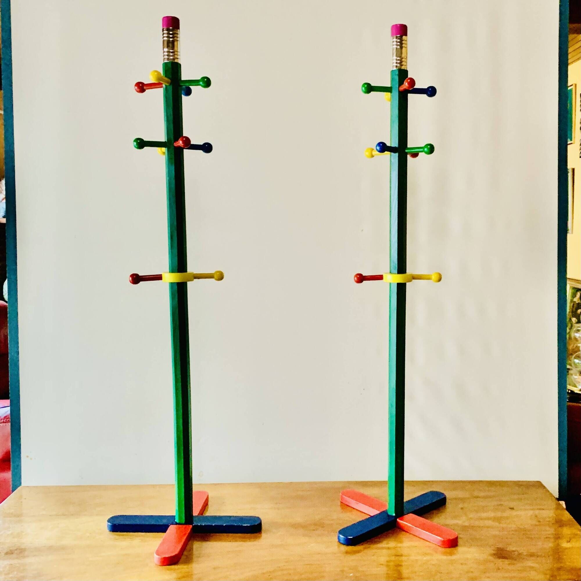 Paire de portemanteaux pour enfants vintage - forme de crayon