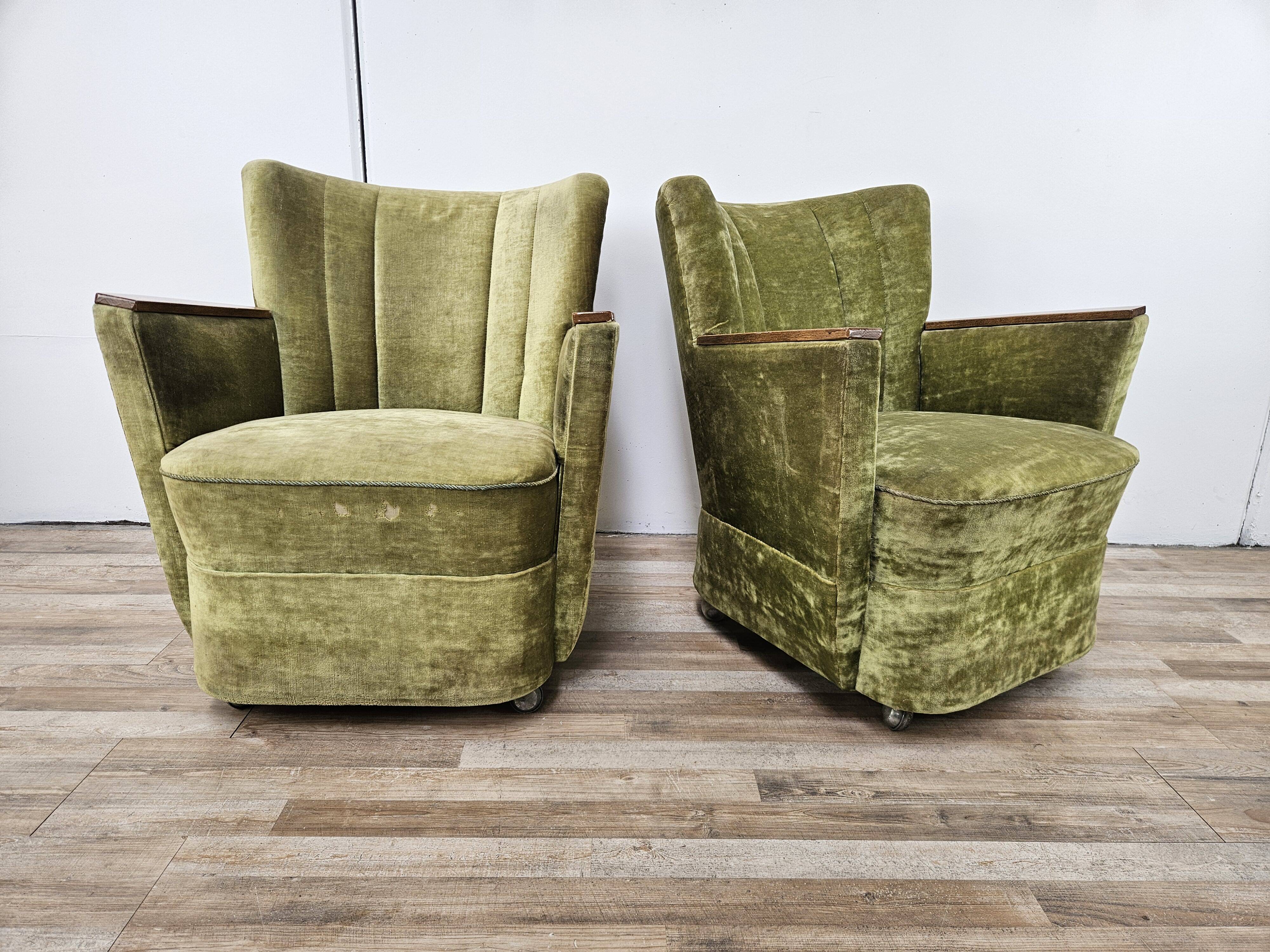 Deux fauteuils cocktail en tissu vert des années 1950 à roulettes