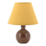 Lampe boule en grès de Guy Baudat, abat jour jaune, années 70