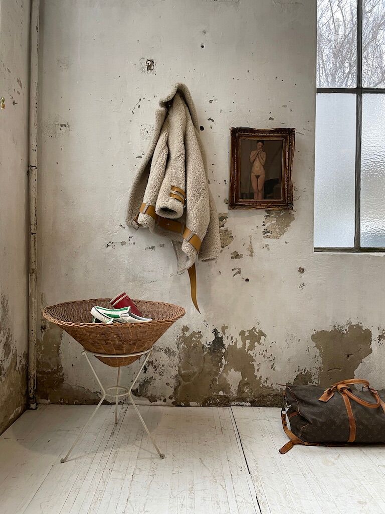 Wicker garden basket on tripod support