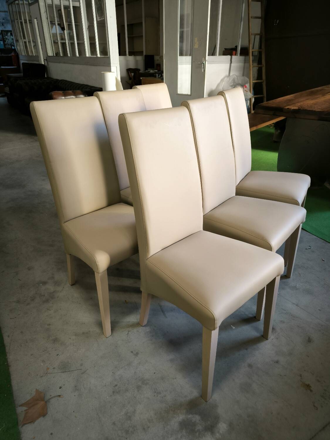 Set of 6 Italian chairs in two-tone leather