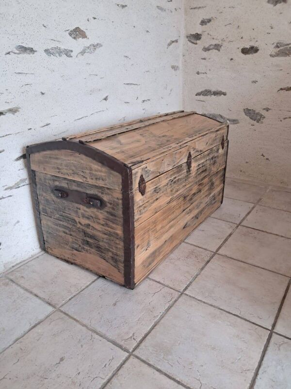 Malle bombée ancienne de voyage en bois