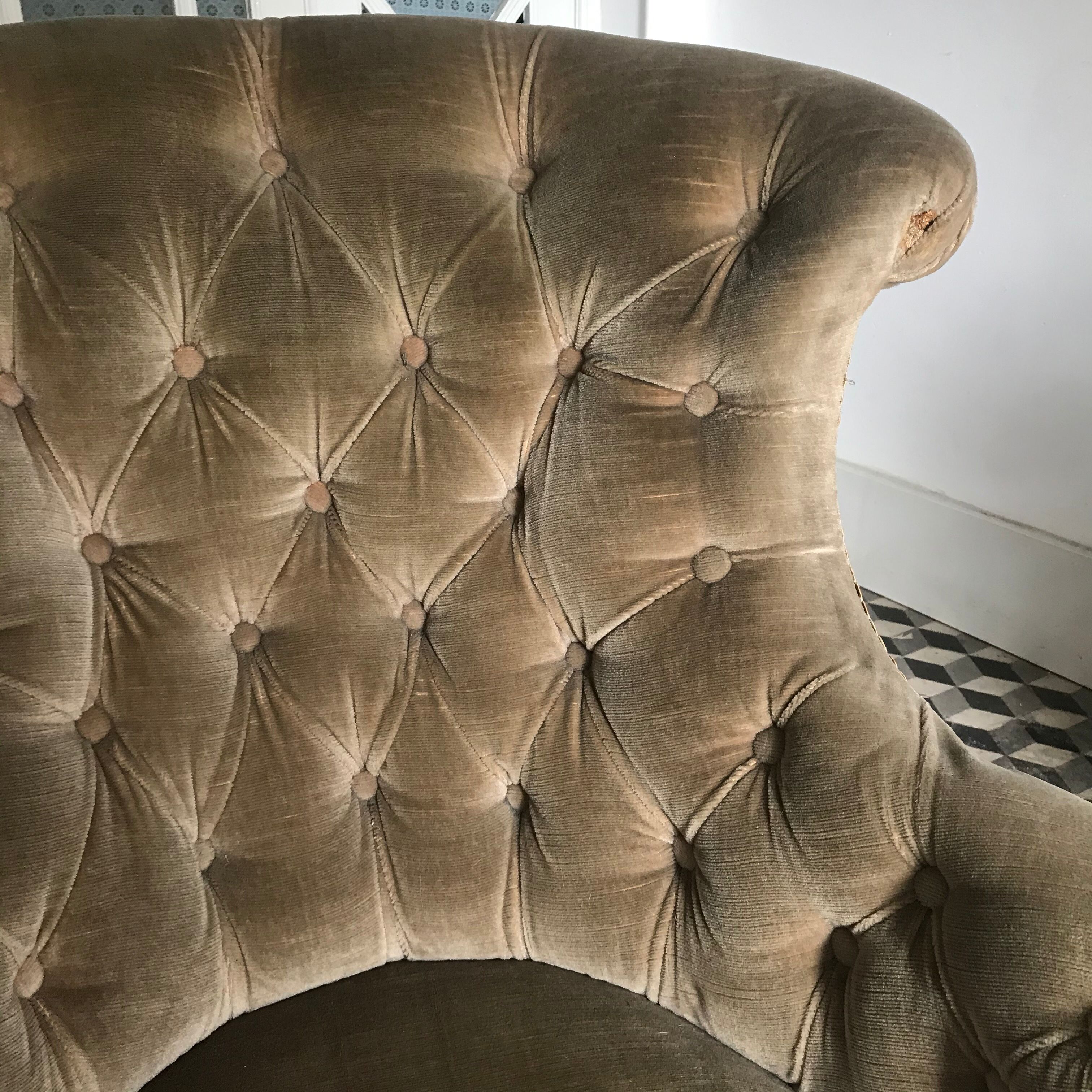 Fauteuil crapaud vert kaki capitonné