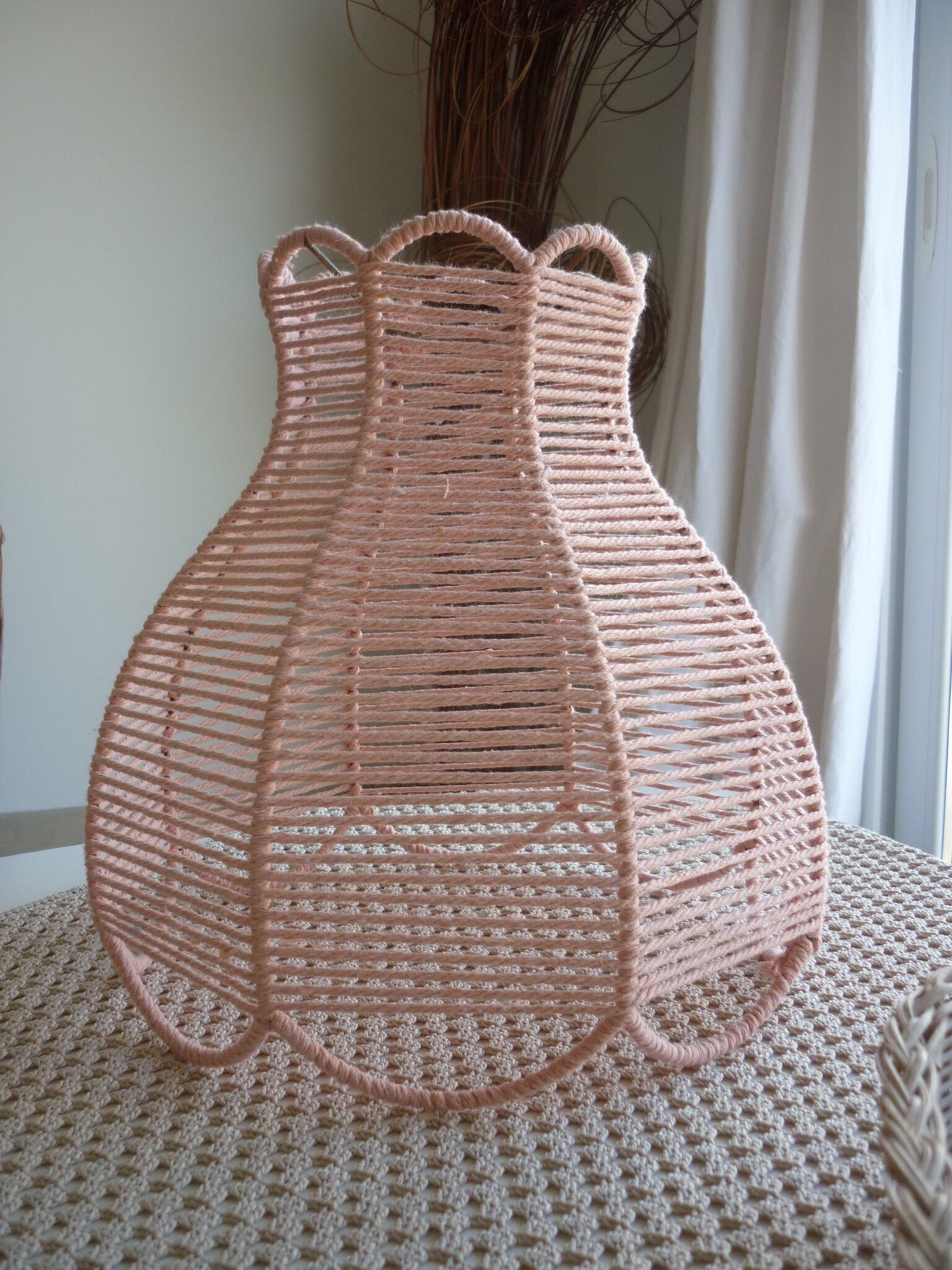 Abat-jour tressé en coton rosé