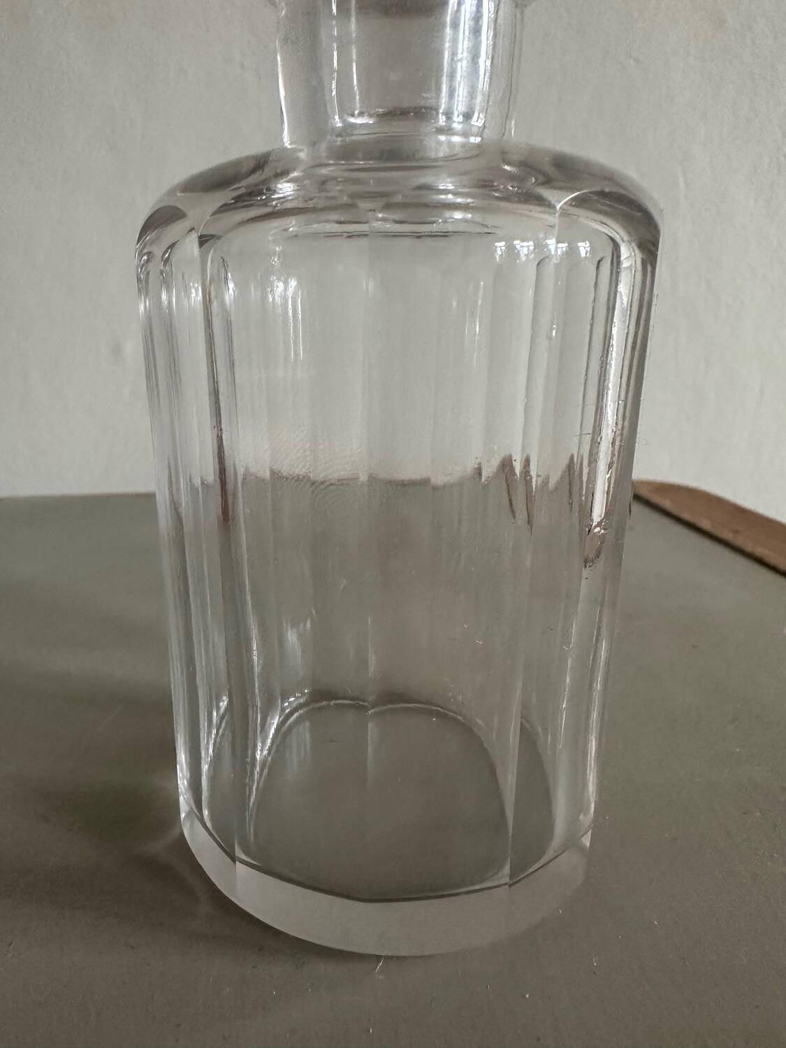 Glass bottle and its glass stopper