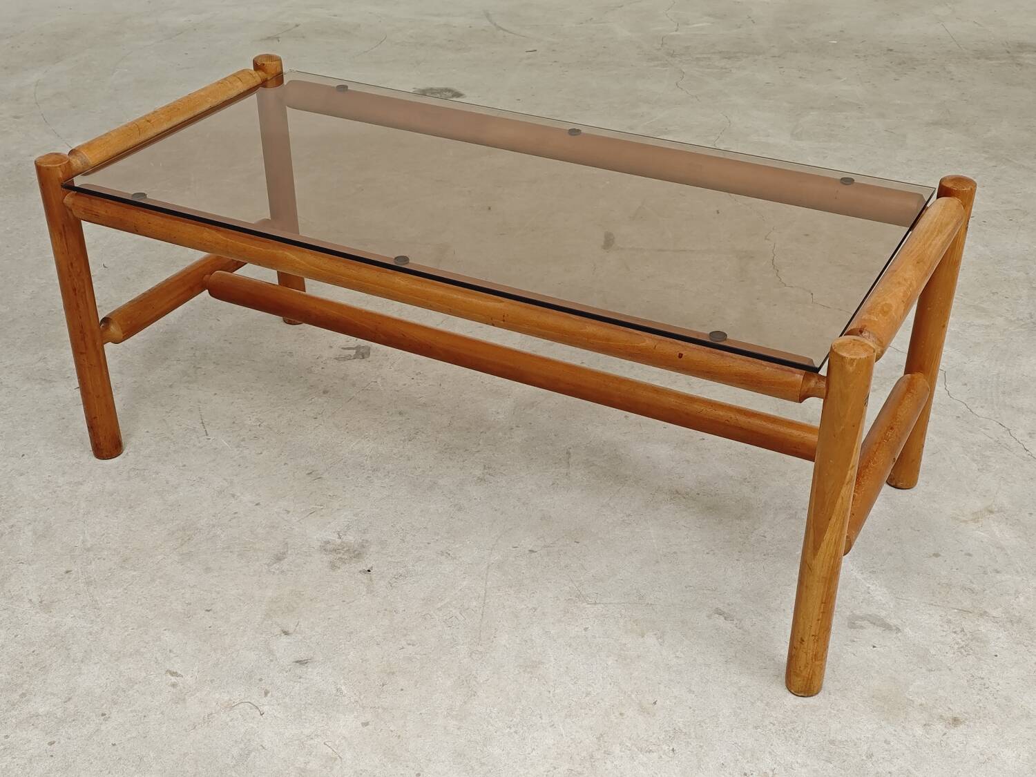 Table basse style chalet bois massif et verre  République Tchèque 1970