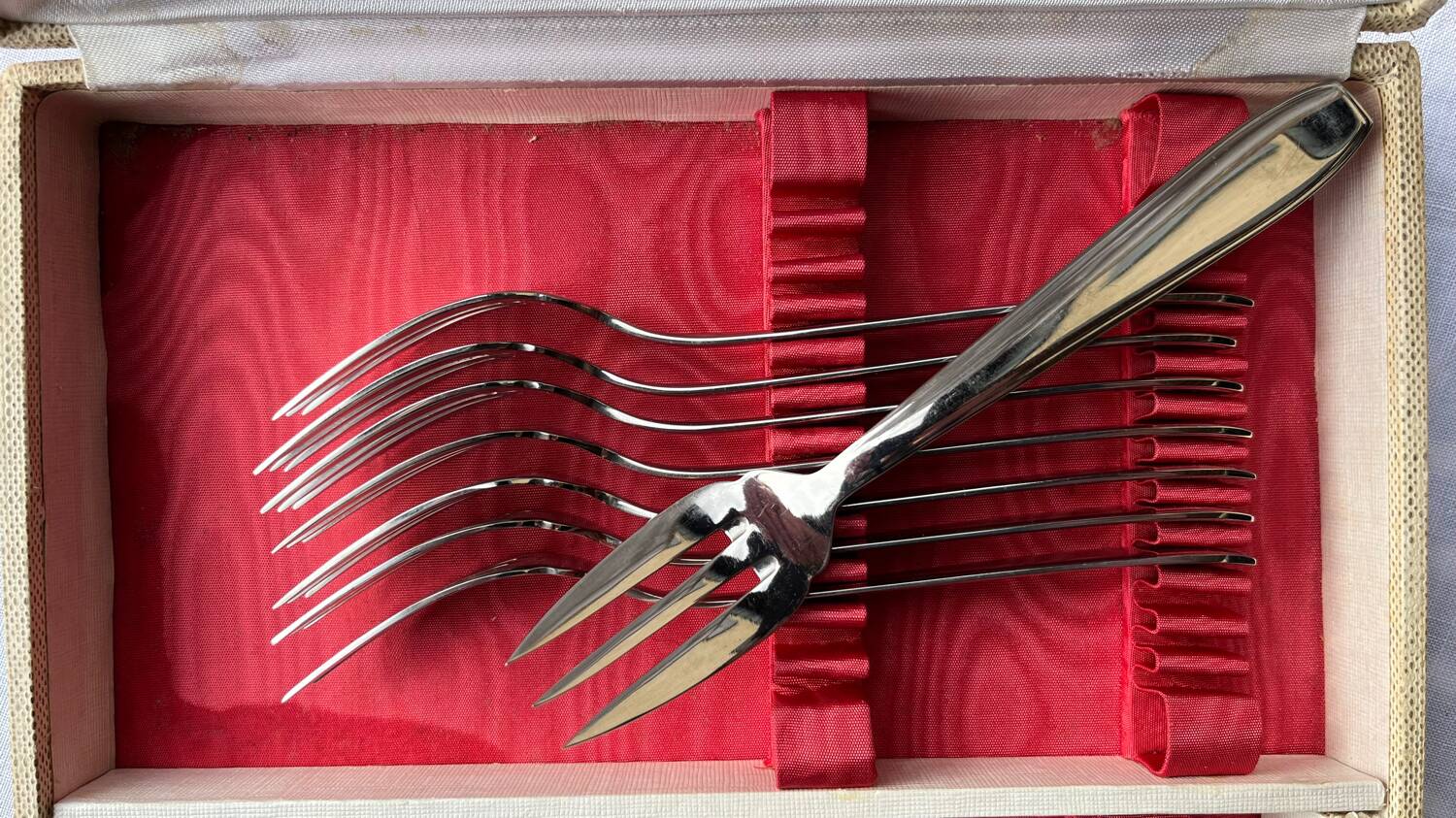 Goldsmith's box of 19 fish cutlery