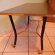 Table d'appoint sur roulettes, dessus formica, métal doré et noir