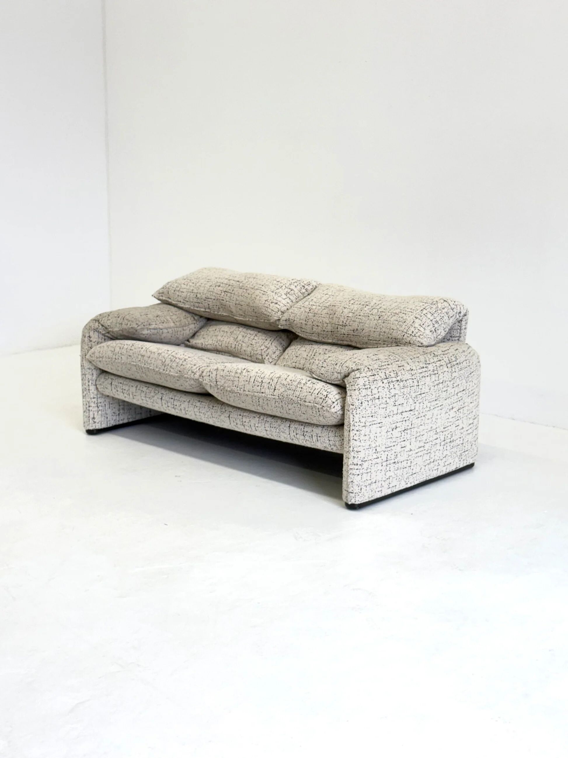 Cassina Maralunga 2-seater sofa by Vico Magistretti off-white with subtle pattern
