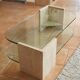 Table basse vintage en travertin et verre – Années 1970/1980