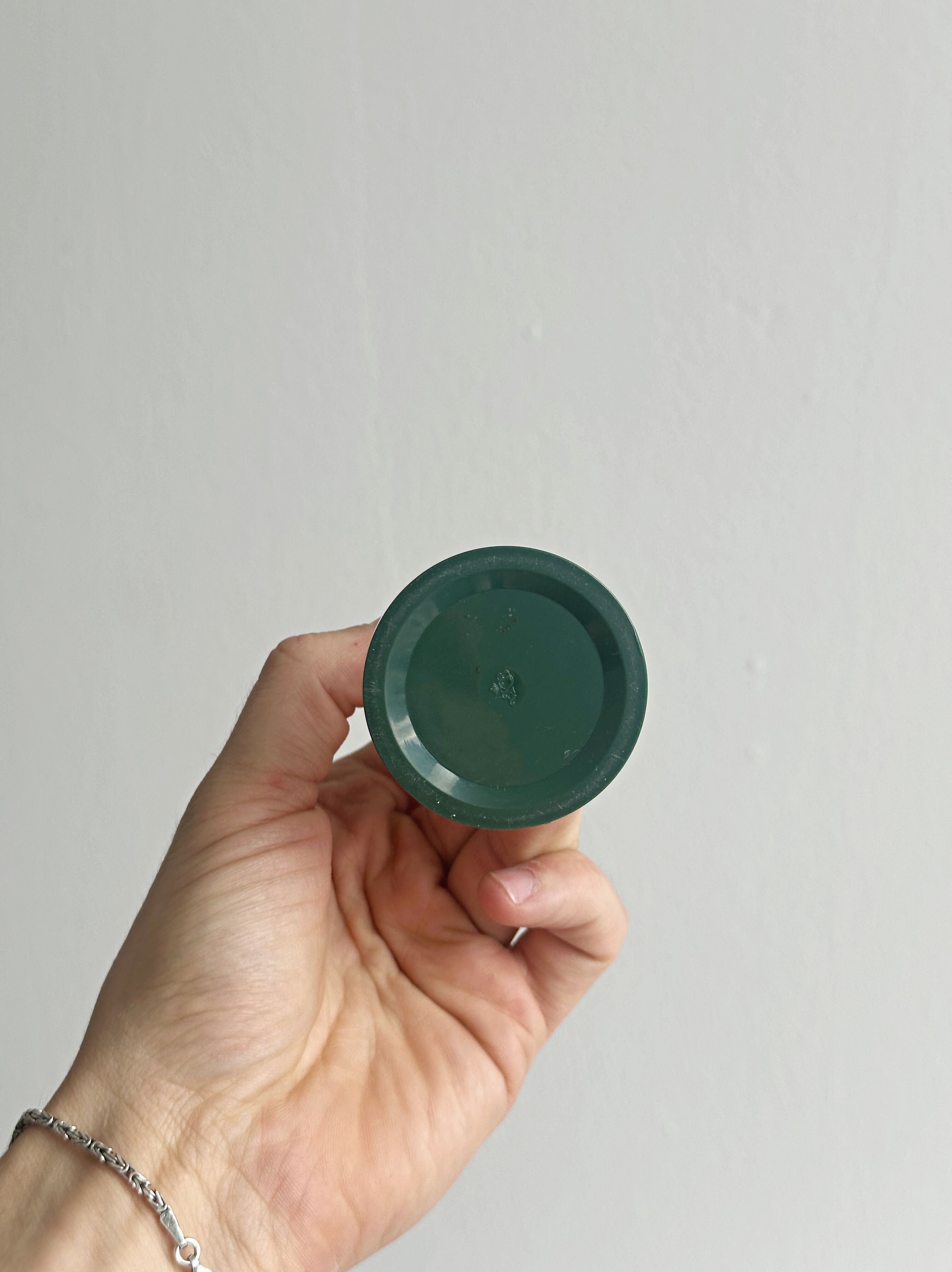 Petit vase soliflore en métal léger