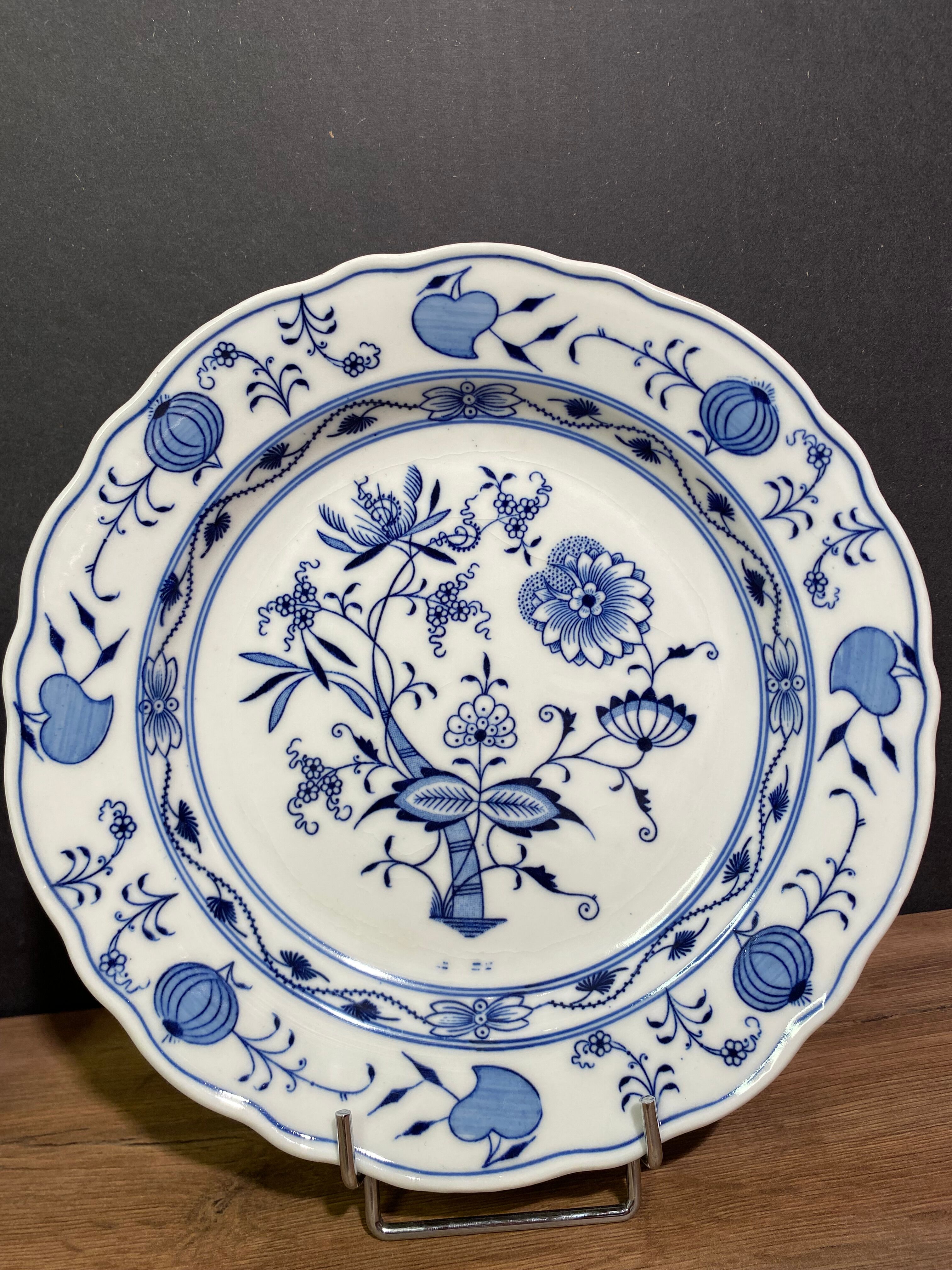 Pair of hollow plates in Meissen porcelain, onion décor