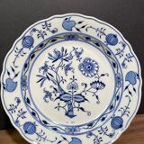 Pair of hollow plates in Meissen porcelain, onion décor