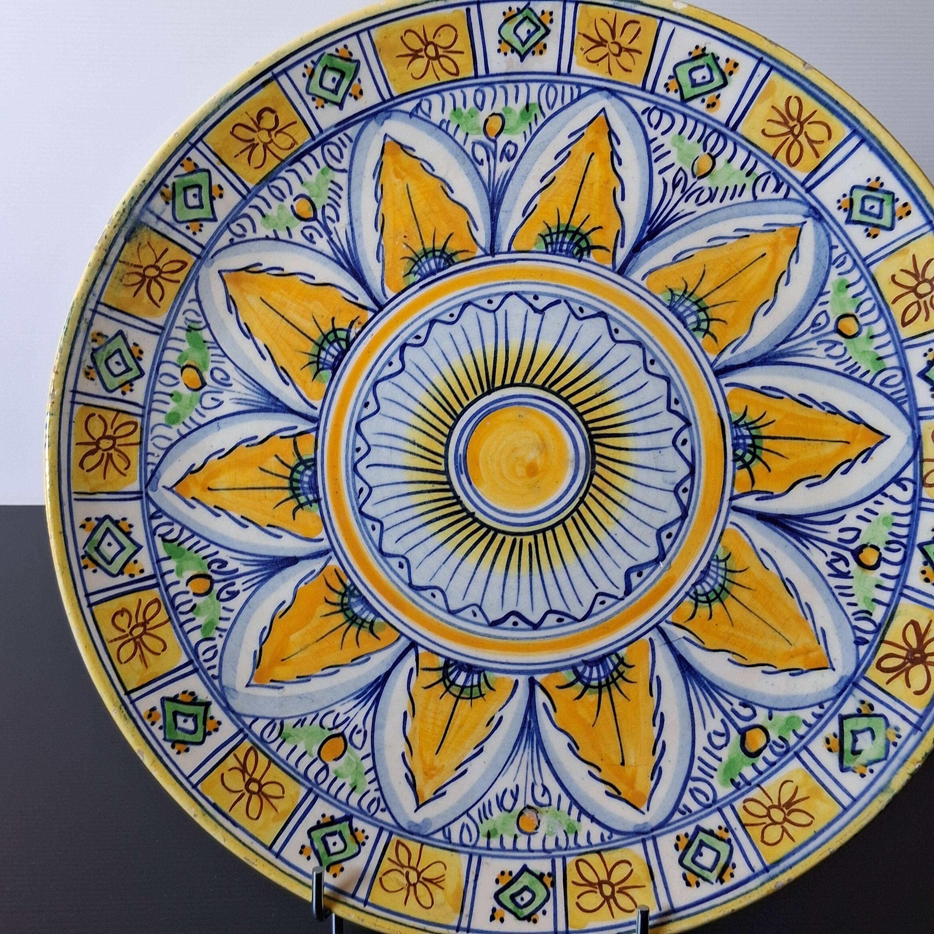 Very large serving dish / or fruit bowl in ceramic in very good condition.
