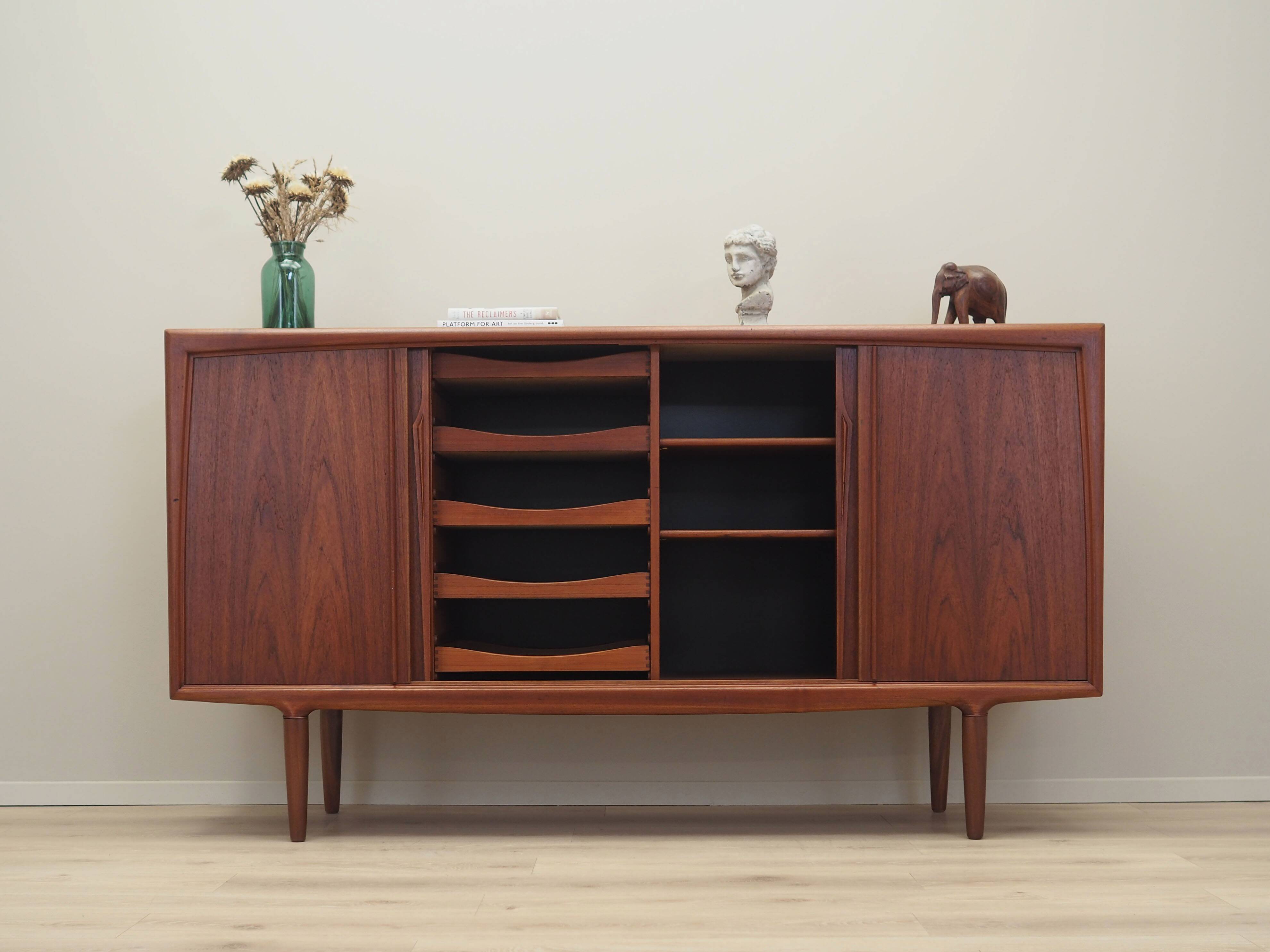 Buffet haut en teck, design danois, années 1960, production : Omann Jun