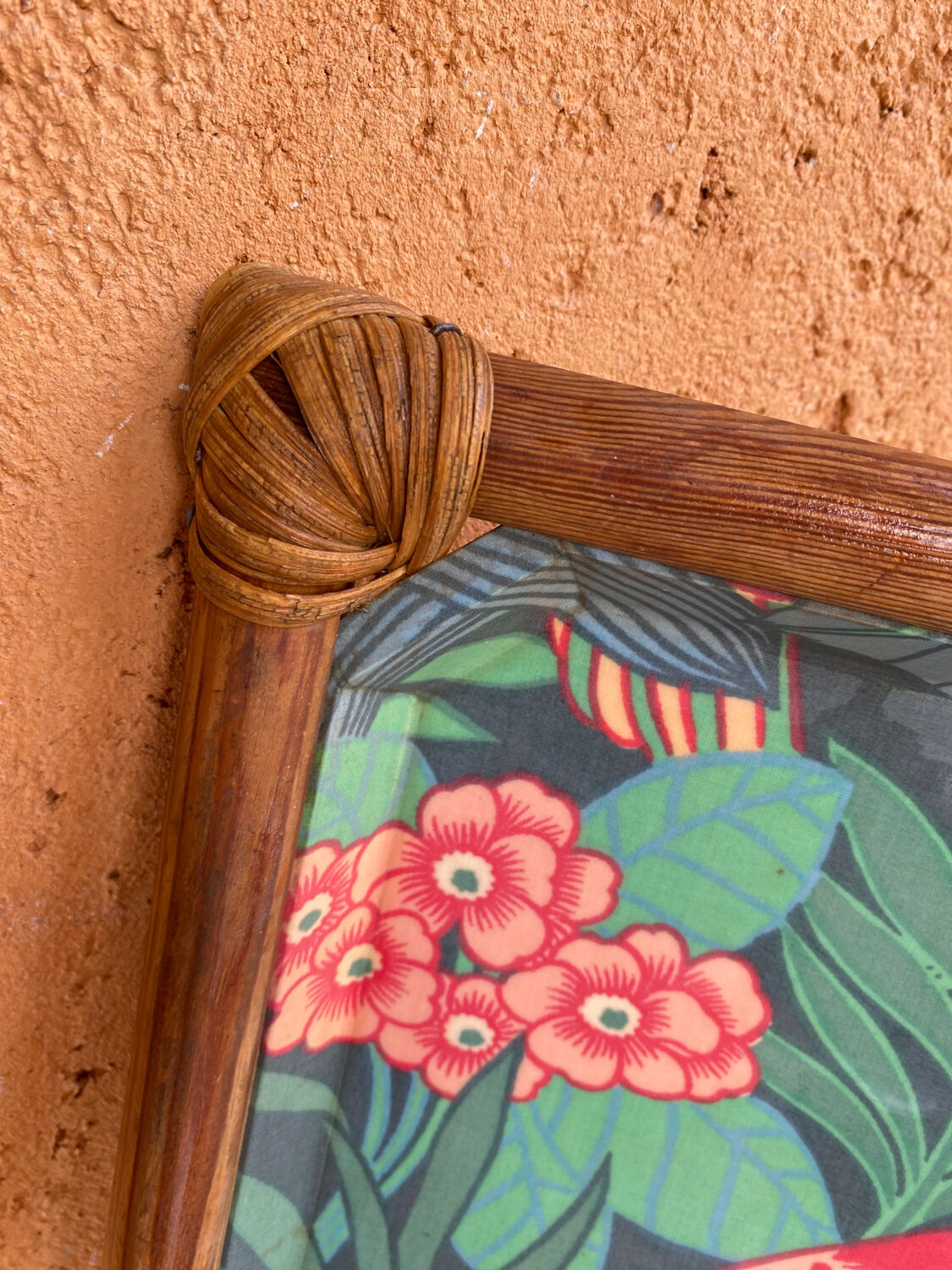 Plateau vintage en plastique et rotin