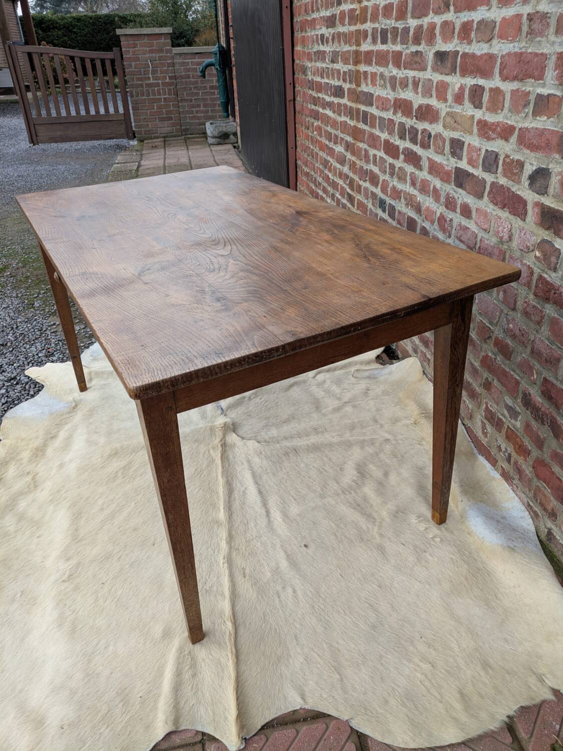 Desk table