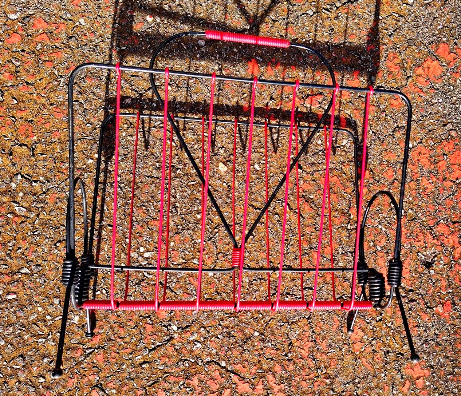 Vintage metal magazine rack and scoubidou - seventies design