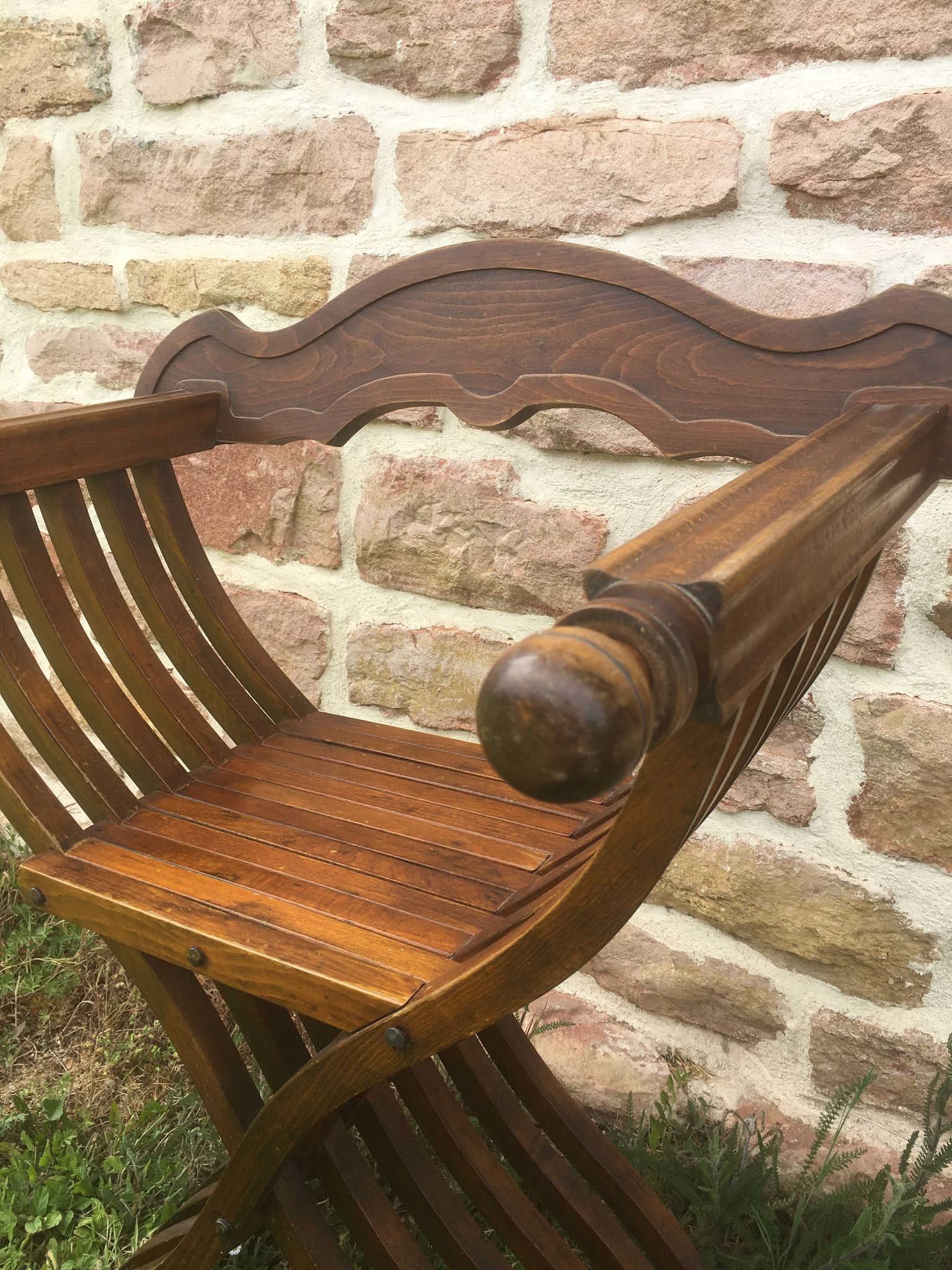 Fauteuil Dagobert ou curule pliant en noyer