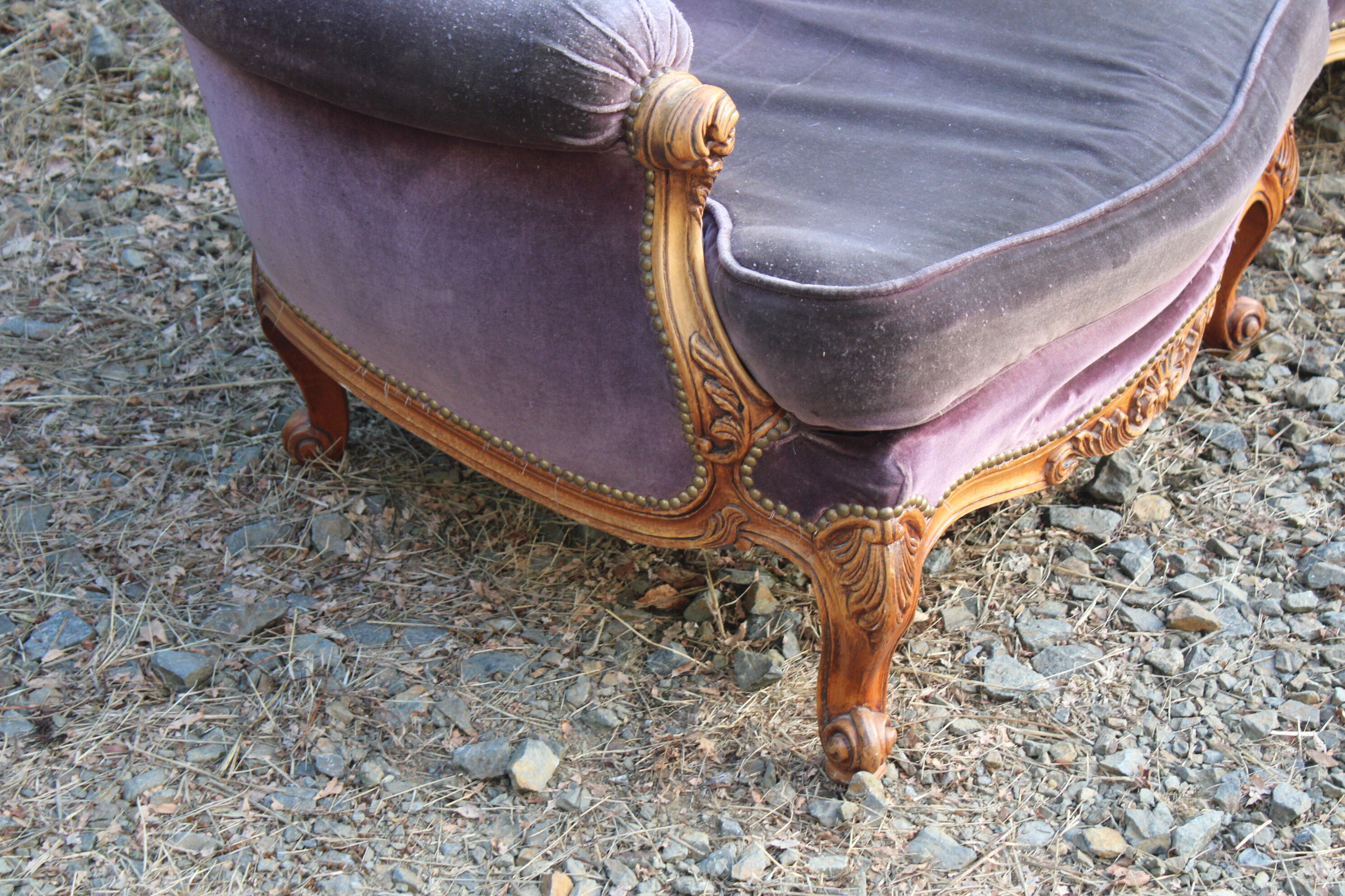 Sofa Voltaire rounded purple velvet