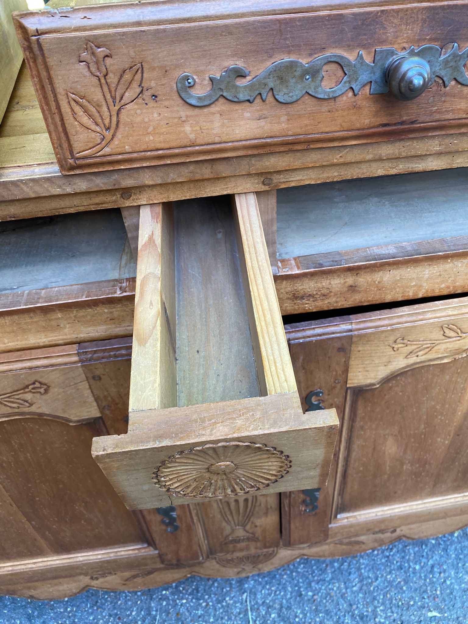 Louis XV buffet in light solid walnut from the 19th century.