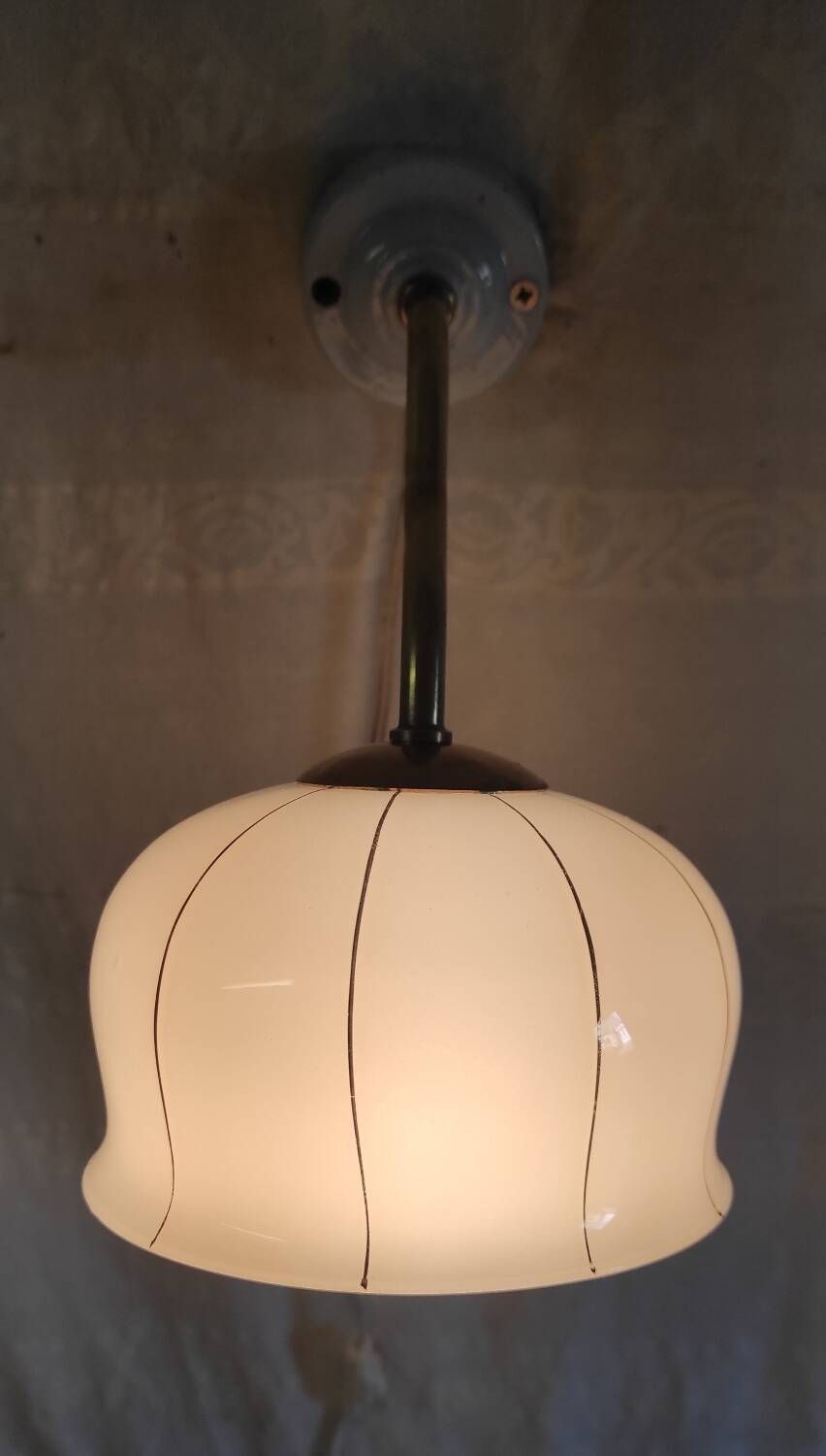Vintage wall light in brass, porcelain and opaline - mid 20th century.