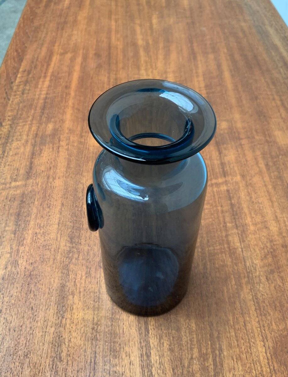 Vase en verre bleu vintage avec ornement de sceau