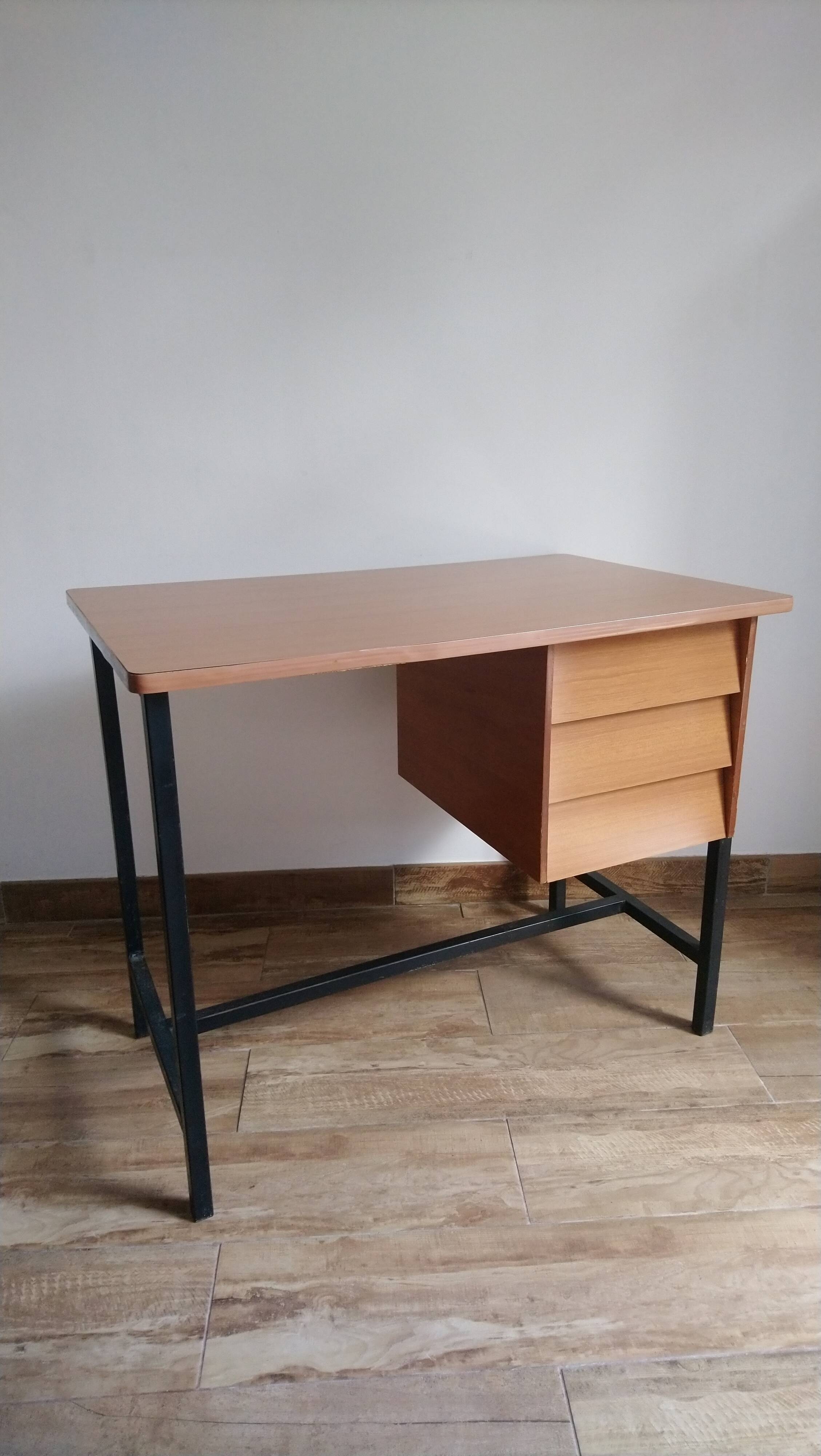 Desk in formica