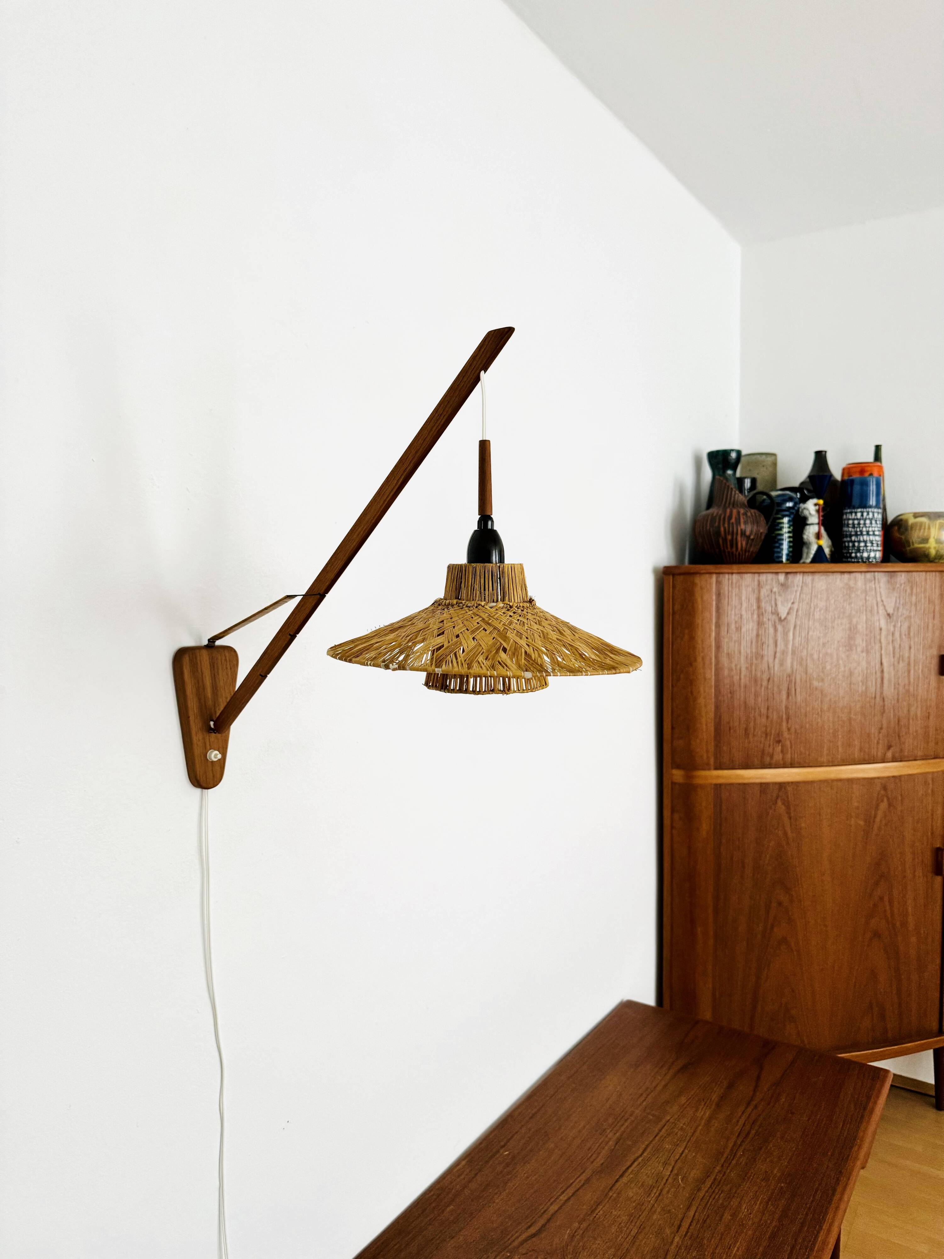 Lampe murale en teck et raffia ajustable