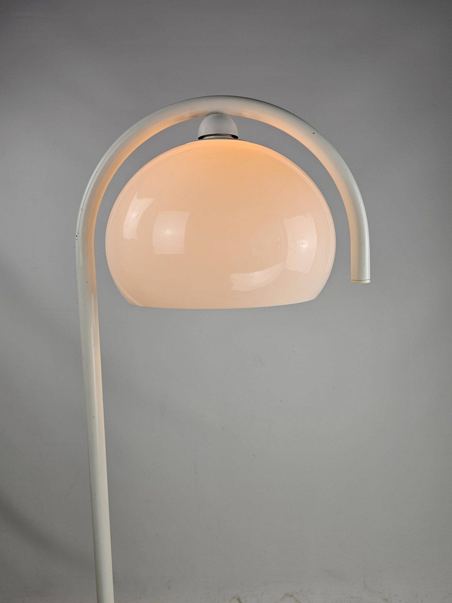 Lampadaire en métal blanc et plastique style futuriste
